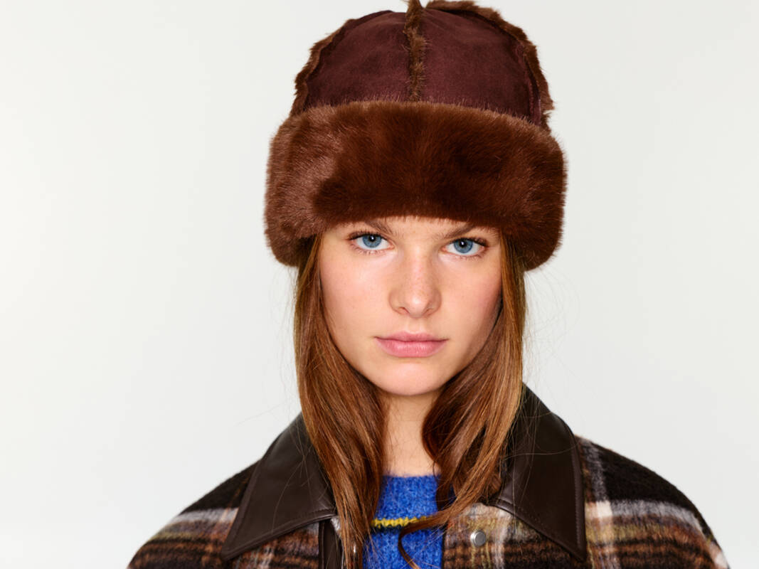 Czapka z kontrastowymi wstawkami ze sztucznego futra