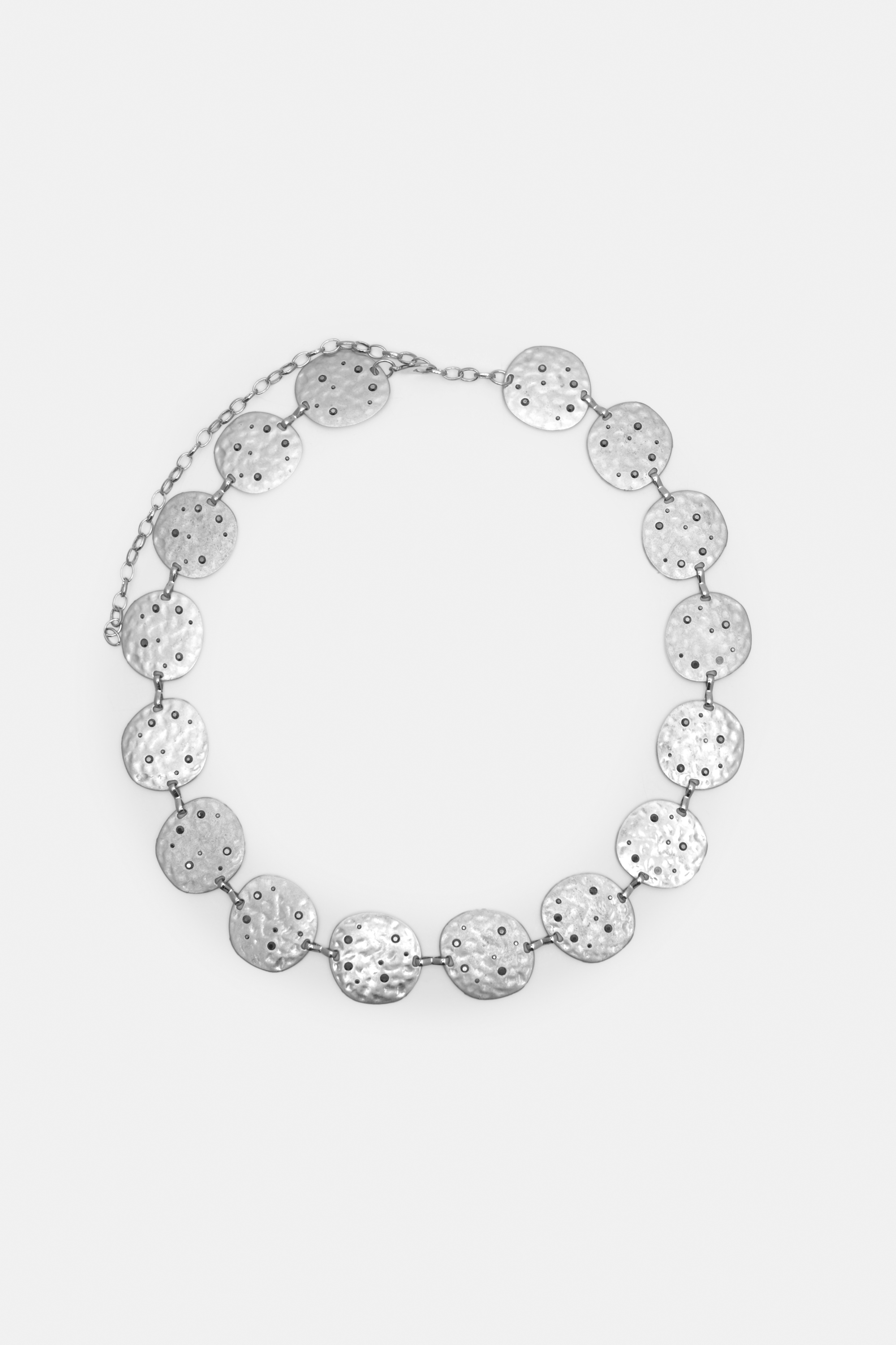 Metaliczny pasek-łańcuch z kółkami i błyszczącymi detalami