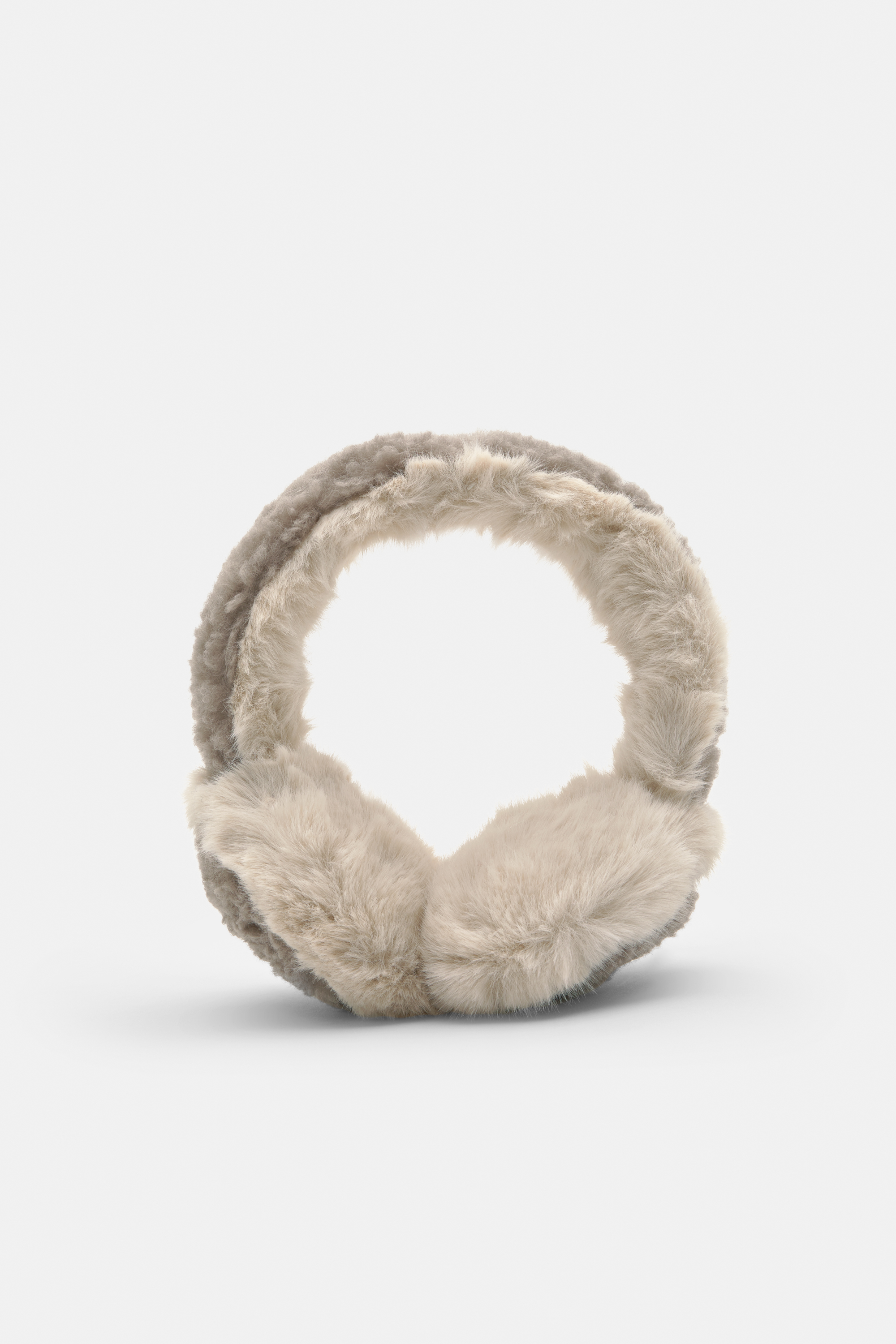 Ohrenschützer aus Kunstfell im Kontrast