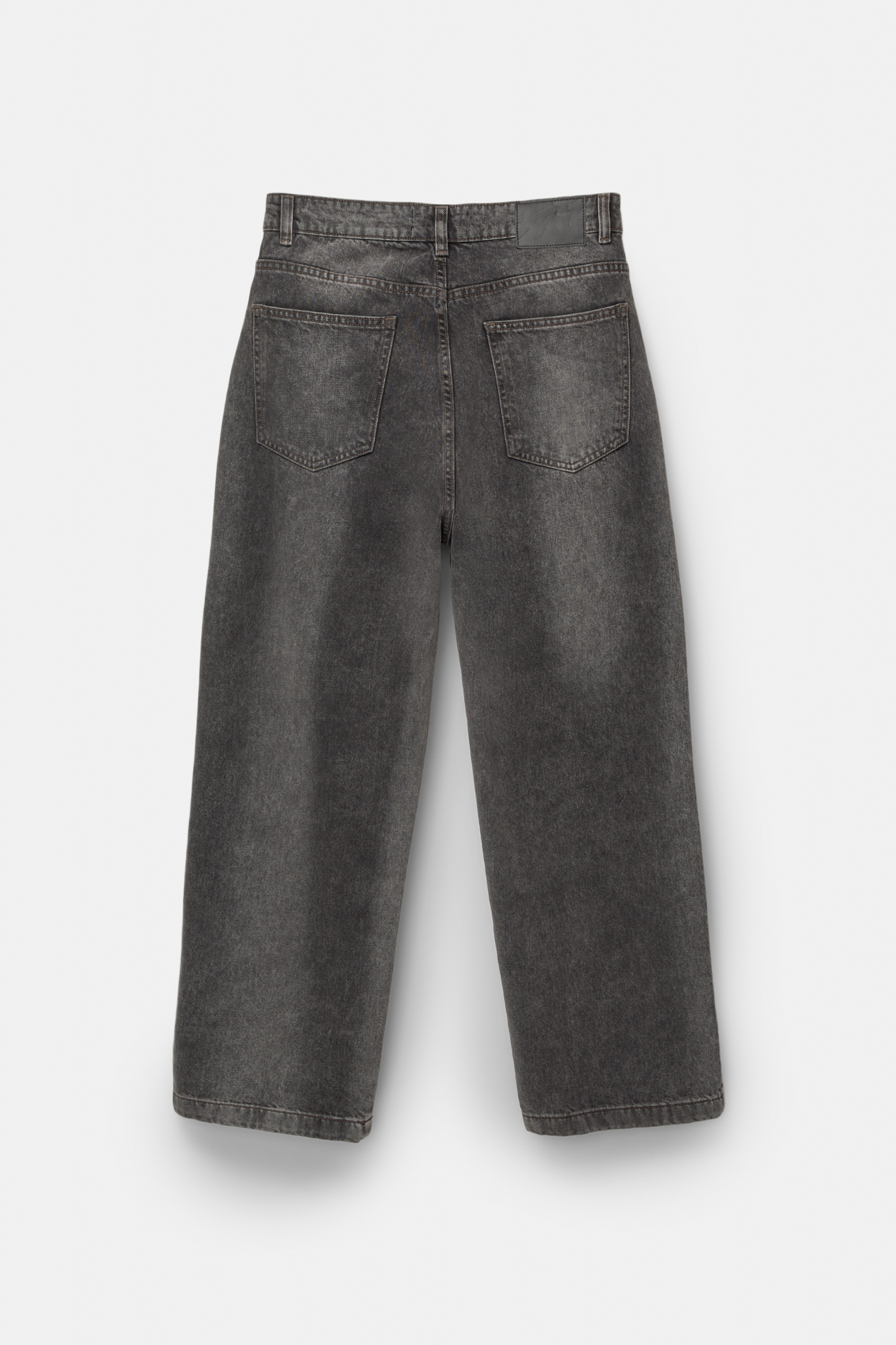 Loose baggy jeans with spray finish
