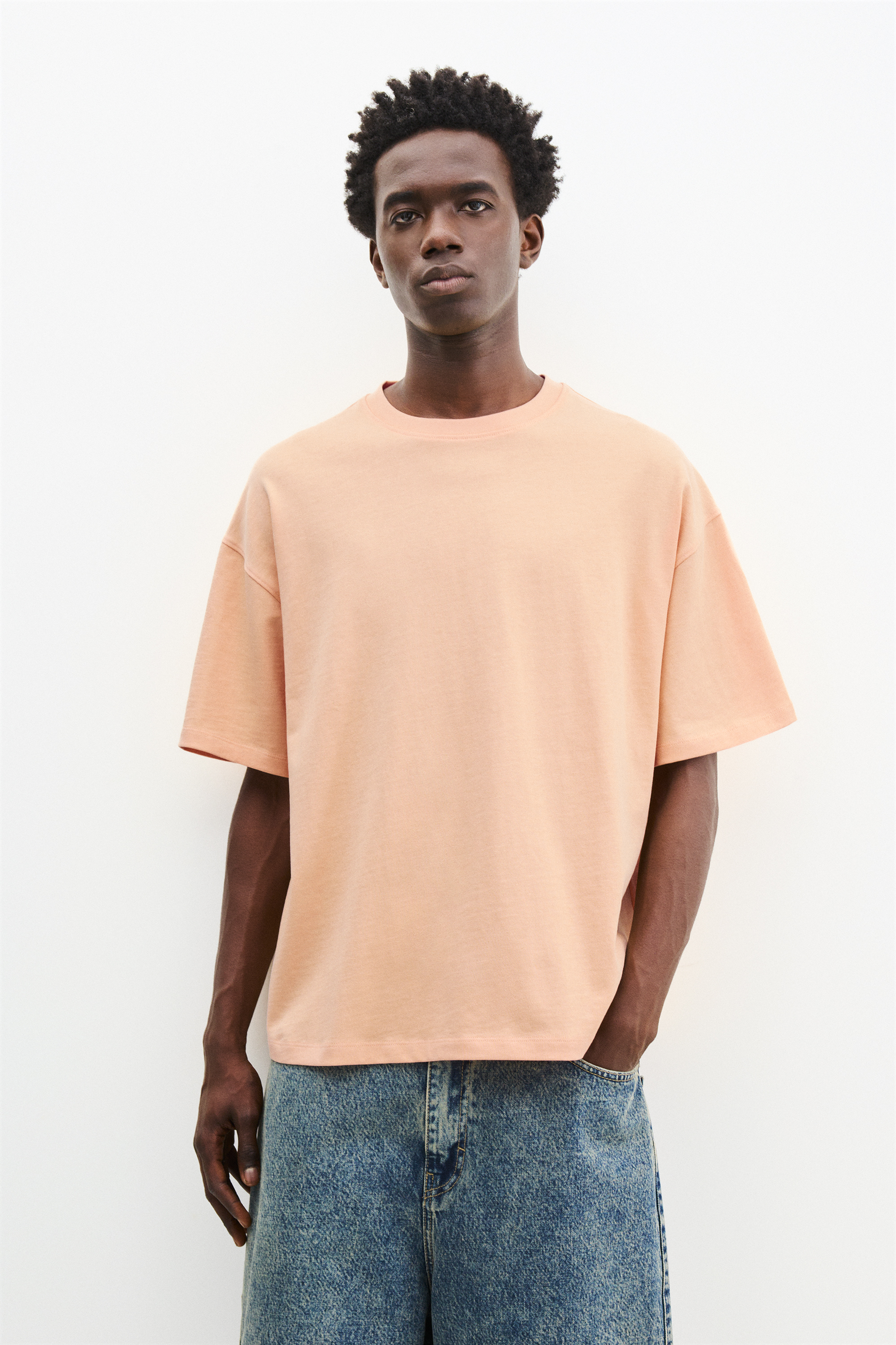 تيشرت بأكمام قصيرة وقصة مربعة