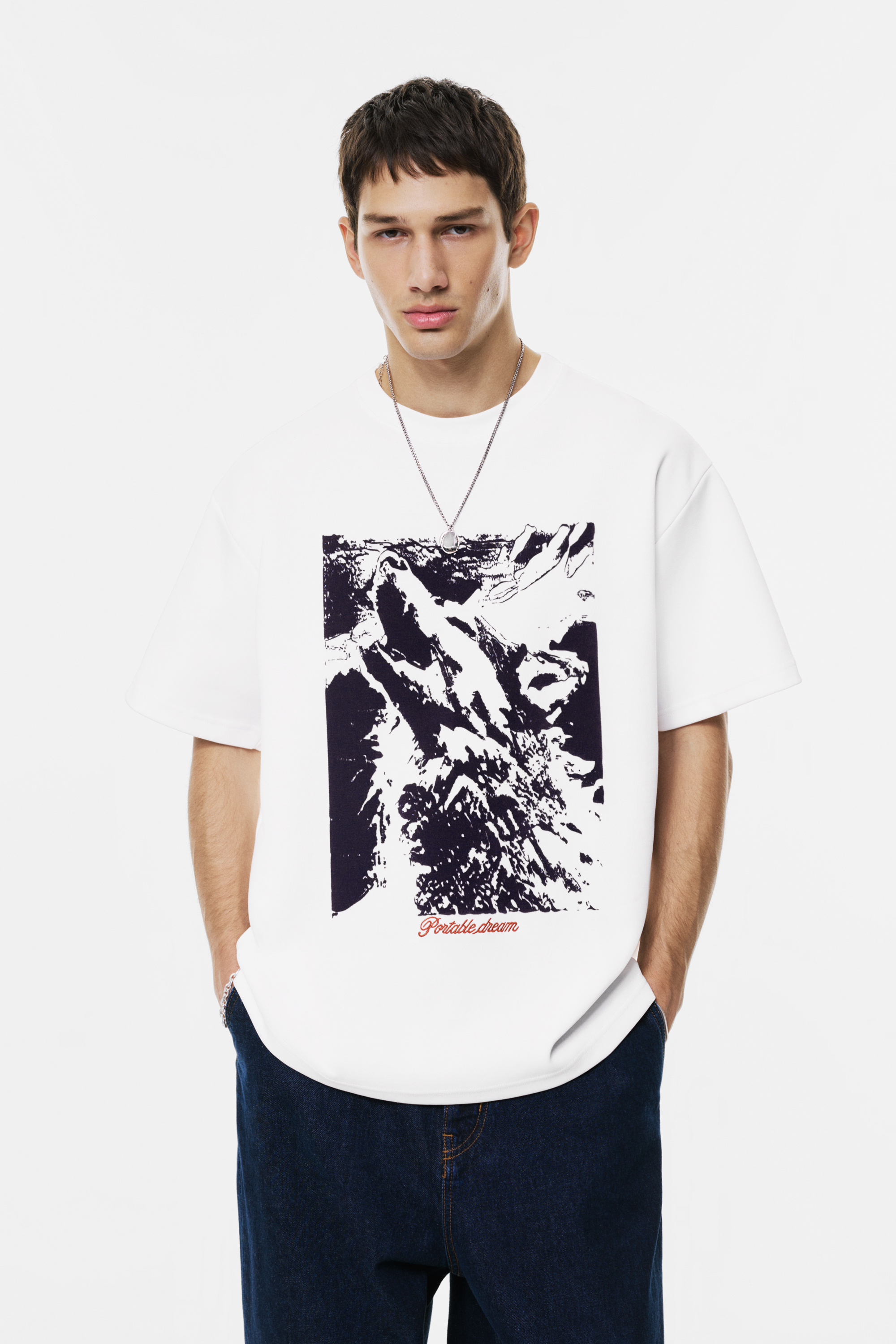 سويت شيرت أبيض بأكمام قصيرة