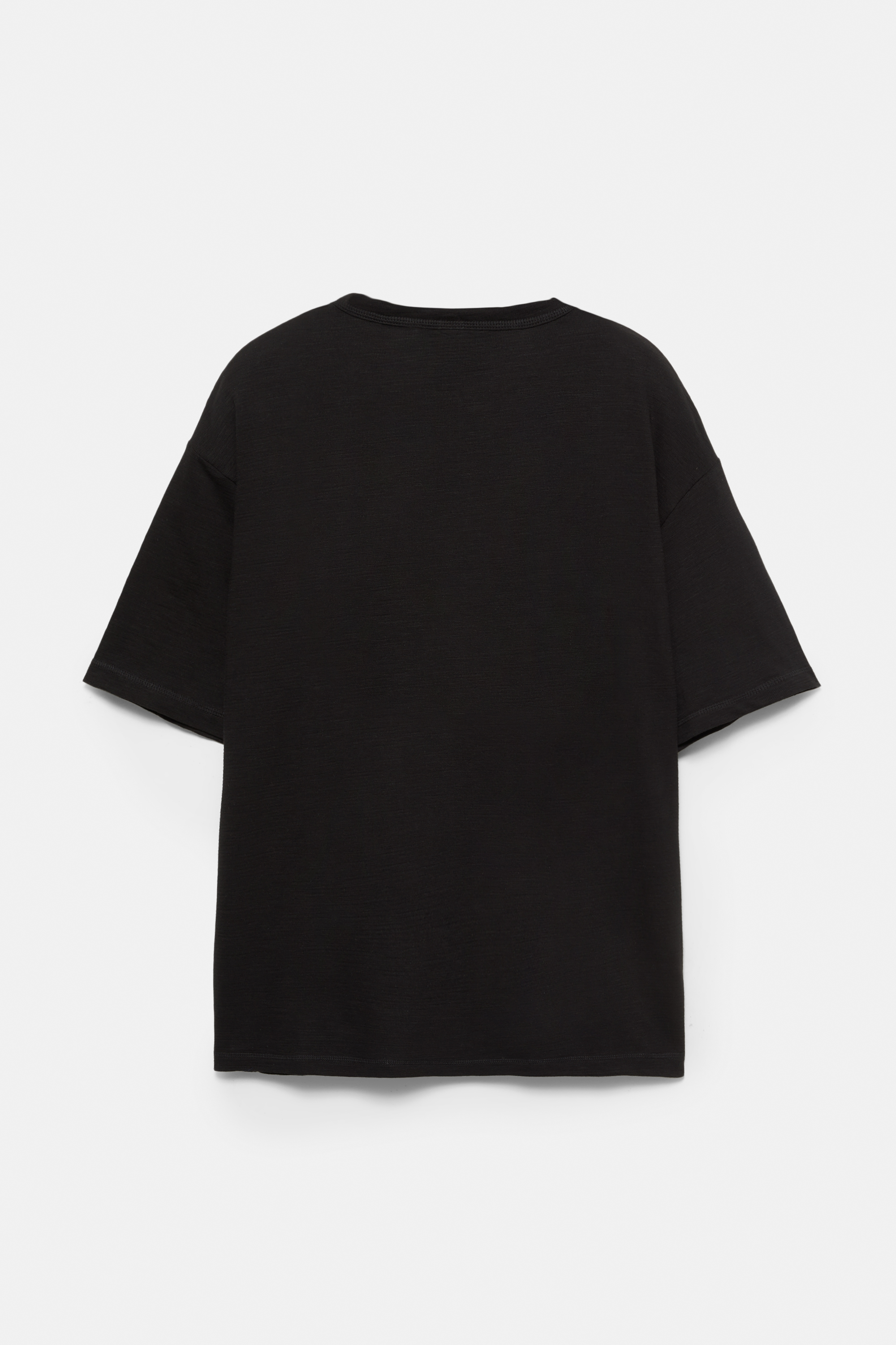 تيشرت بتطريز وملمس بارز