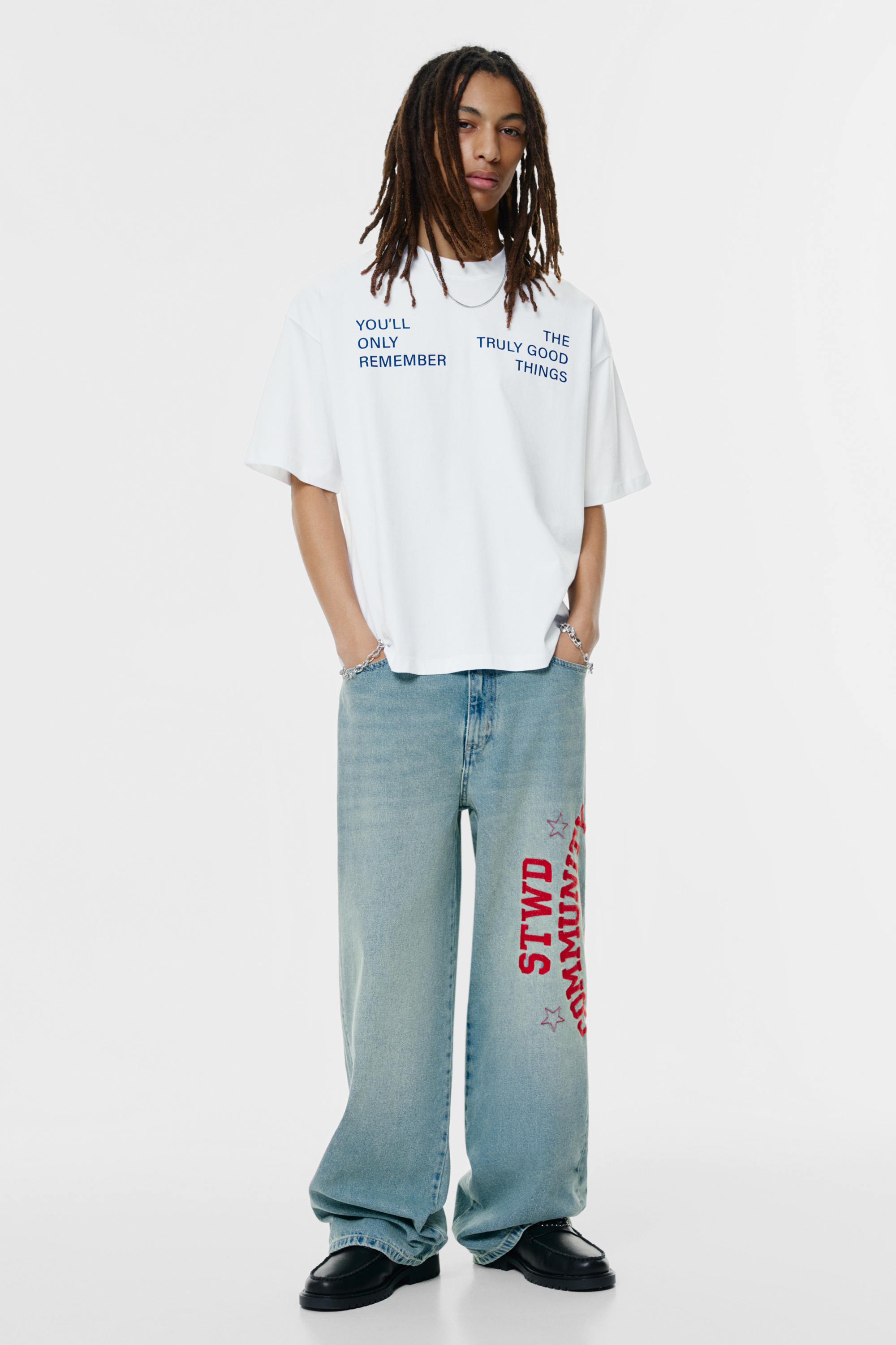 تيشرت أبيض بطبعة صورية Community