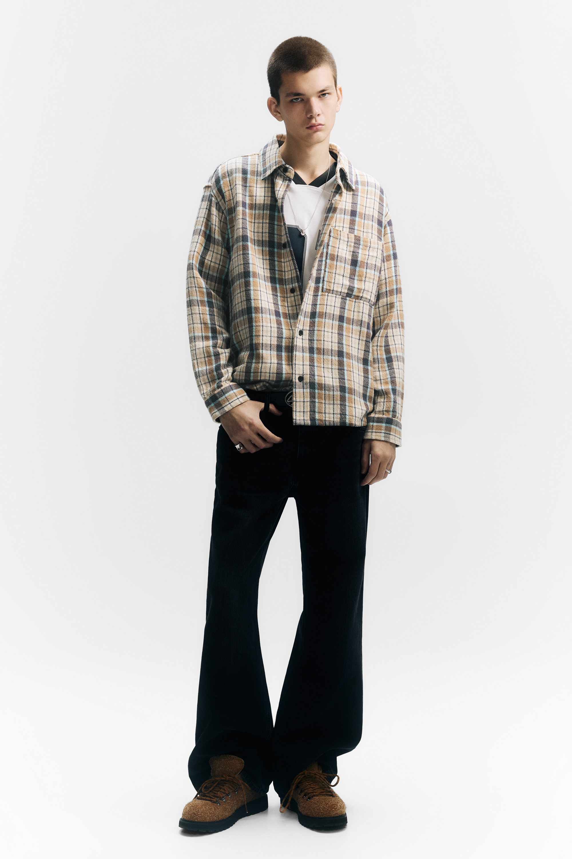 เสื้อเชิ้ตลายตารางมีกระเป๋าหน้า