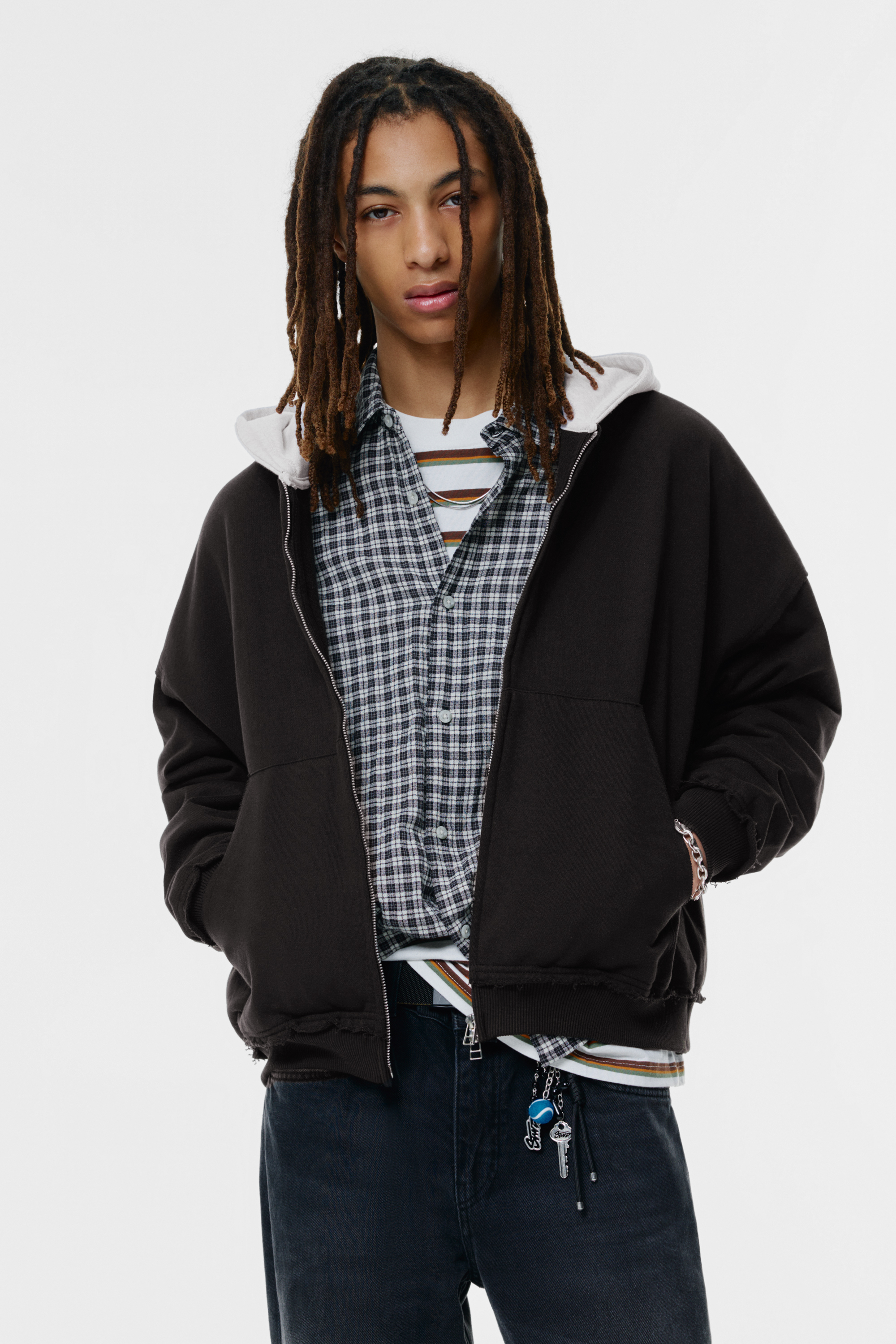 Sportska majica s kapuljačom i patentnim zatvaračem s kontrastnim detaljima