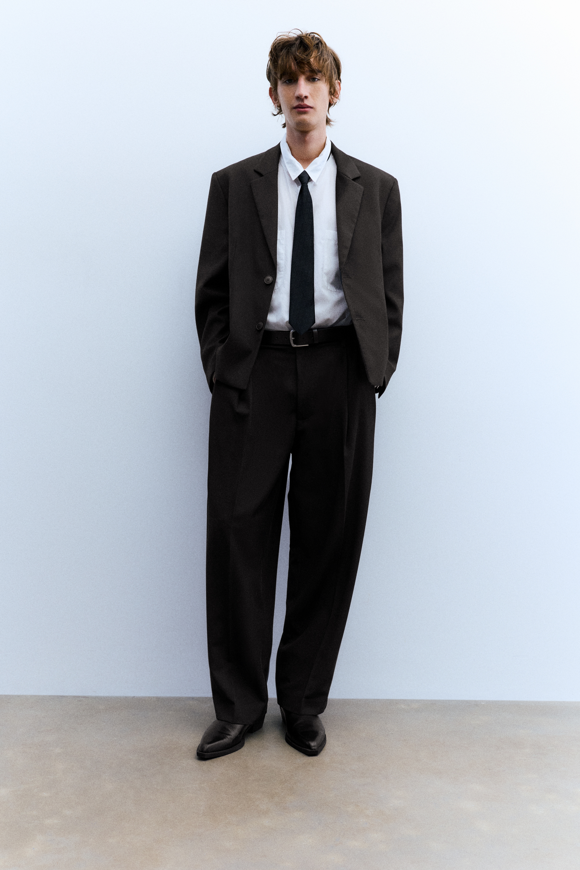 بنطلون محبوك بثنيات مزدوجة