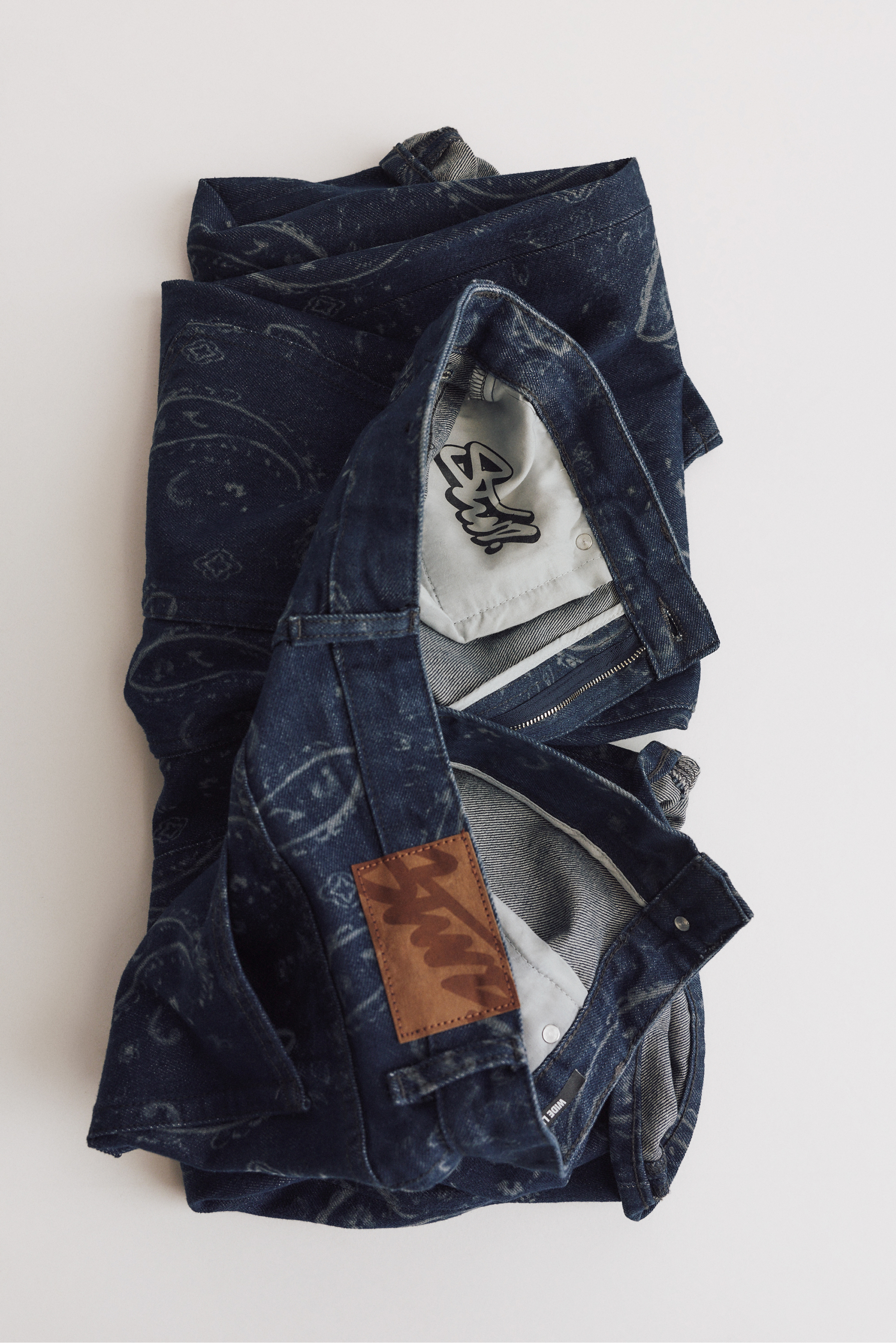 Džinsi ar platām starām un nierīšu rakstu