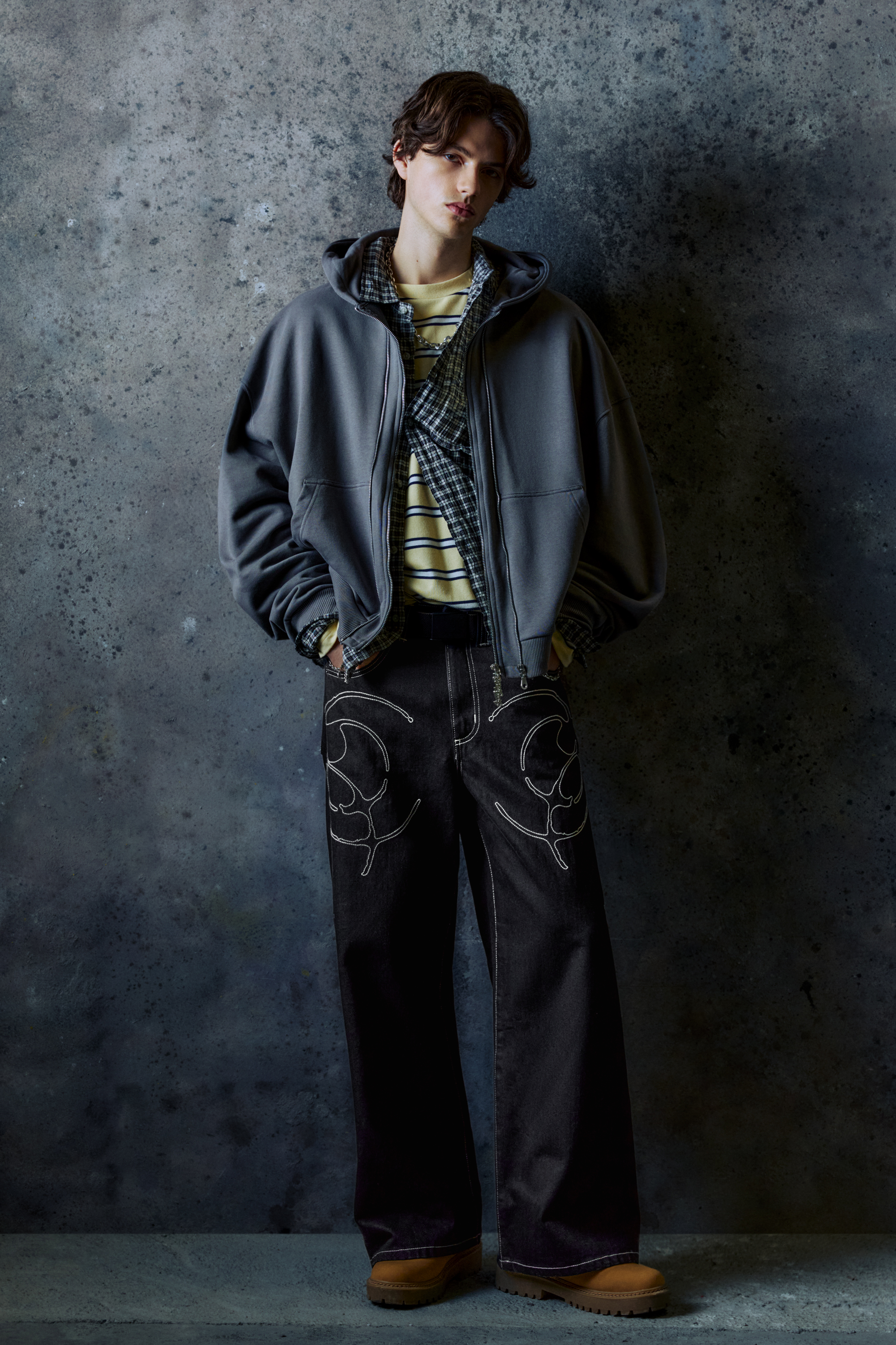 Embroidered wide-leg jeans