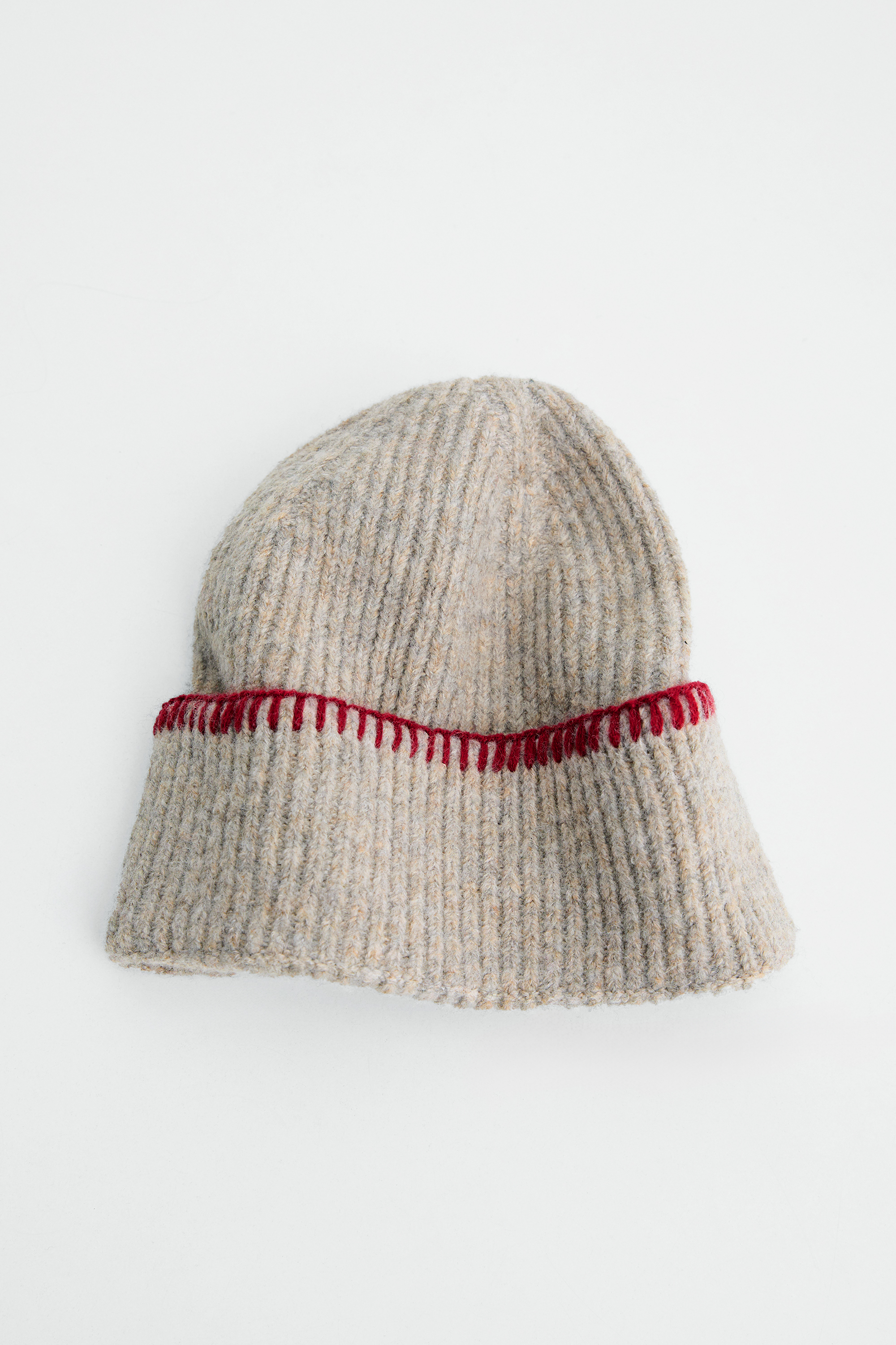 Bonnet à coutures contrastantes