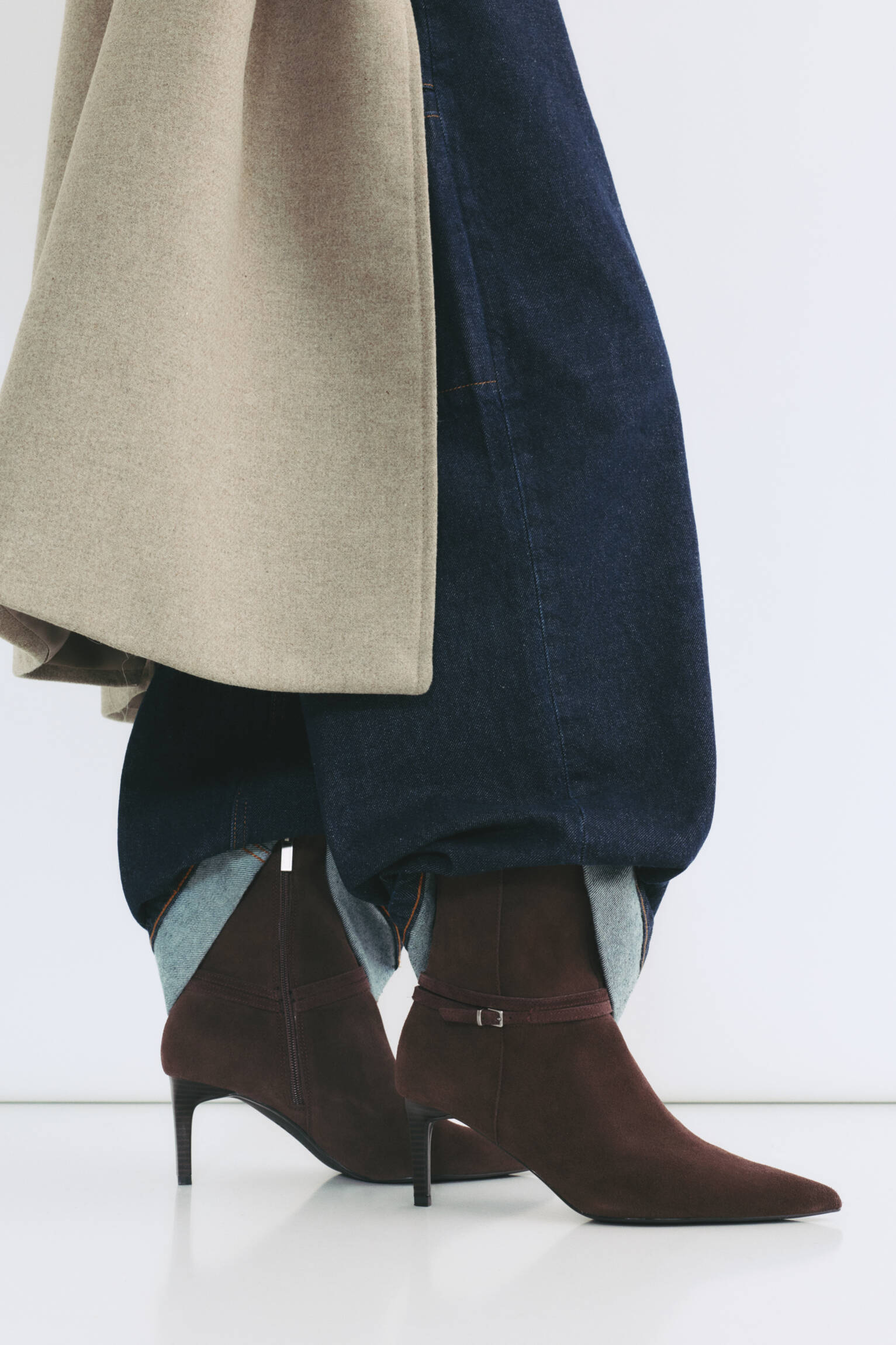 Leather ankle boots with buckle and heel pull