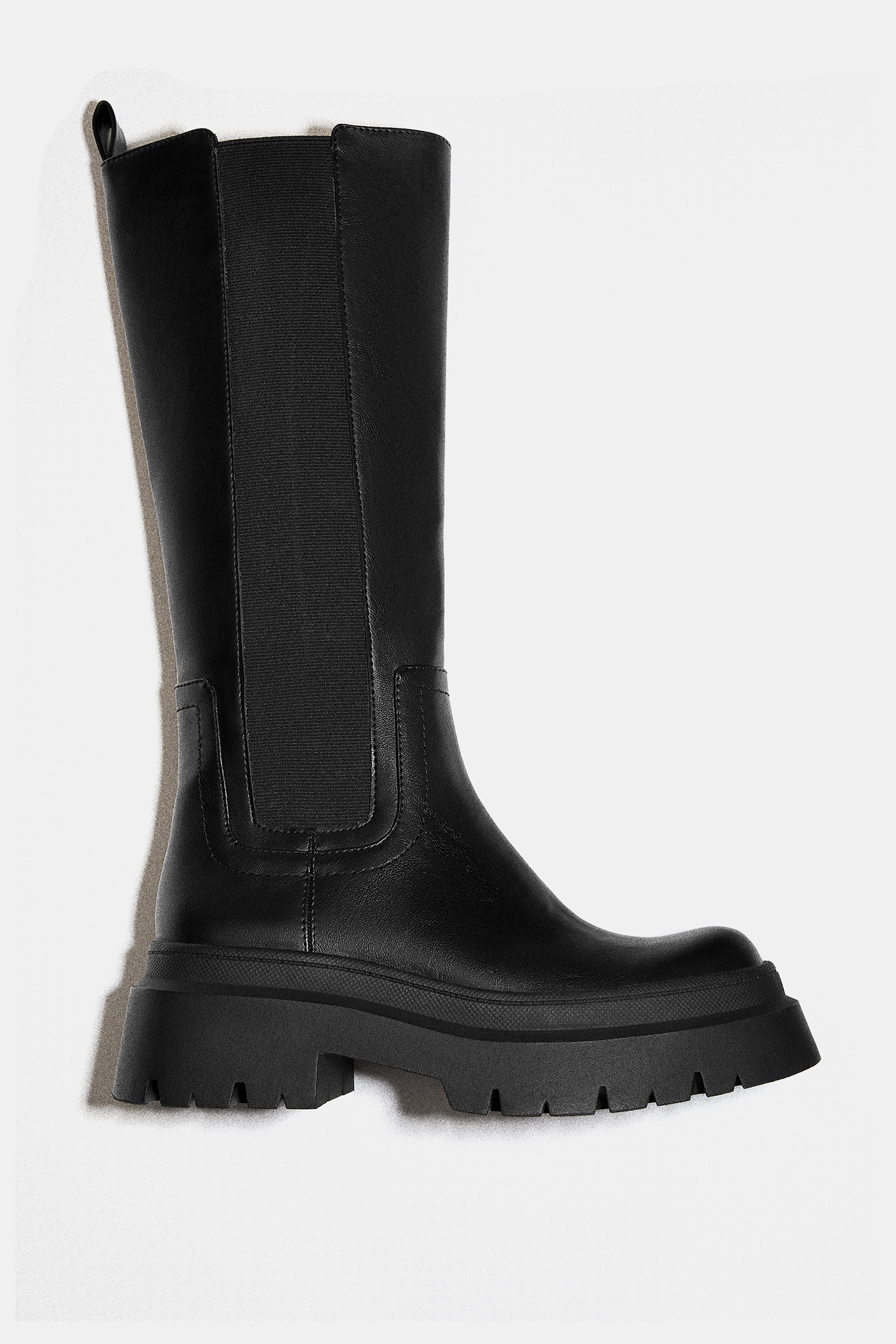 Voluminöse hohe Stiefel