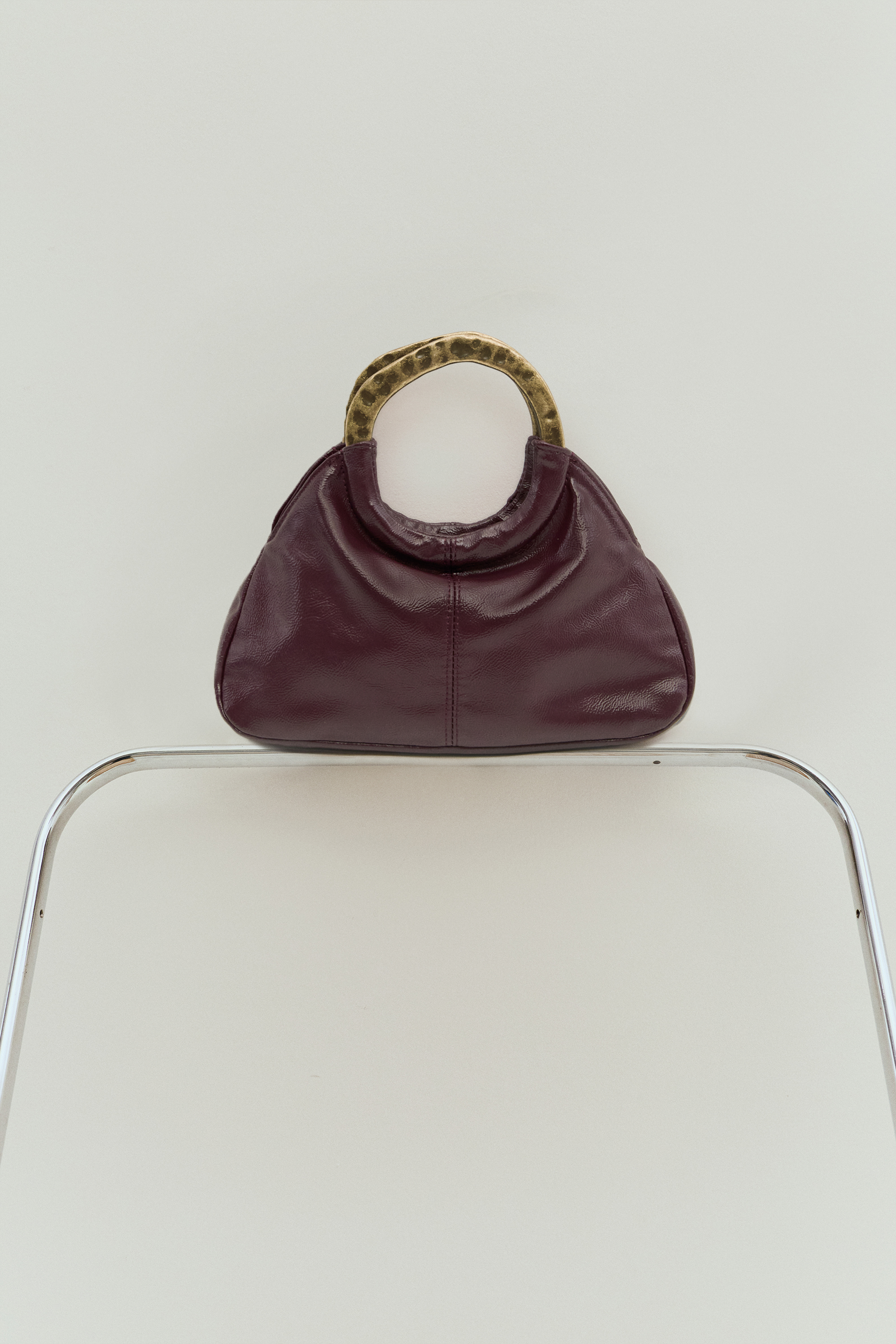 Handtas met metalen handvat