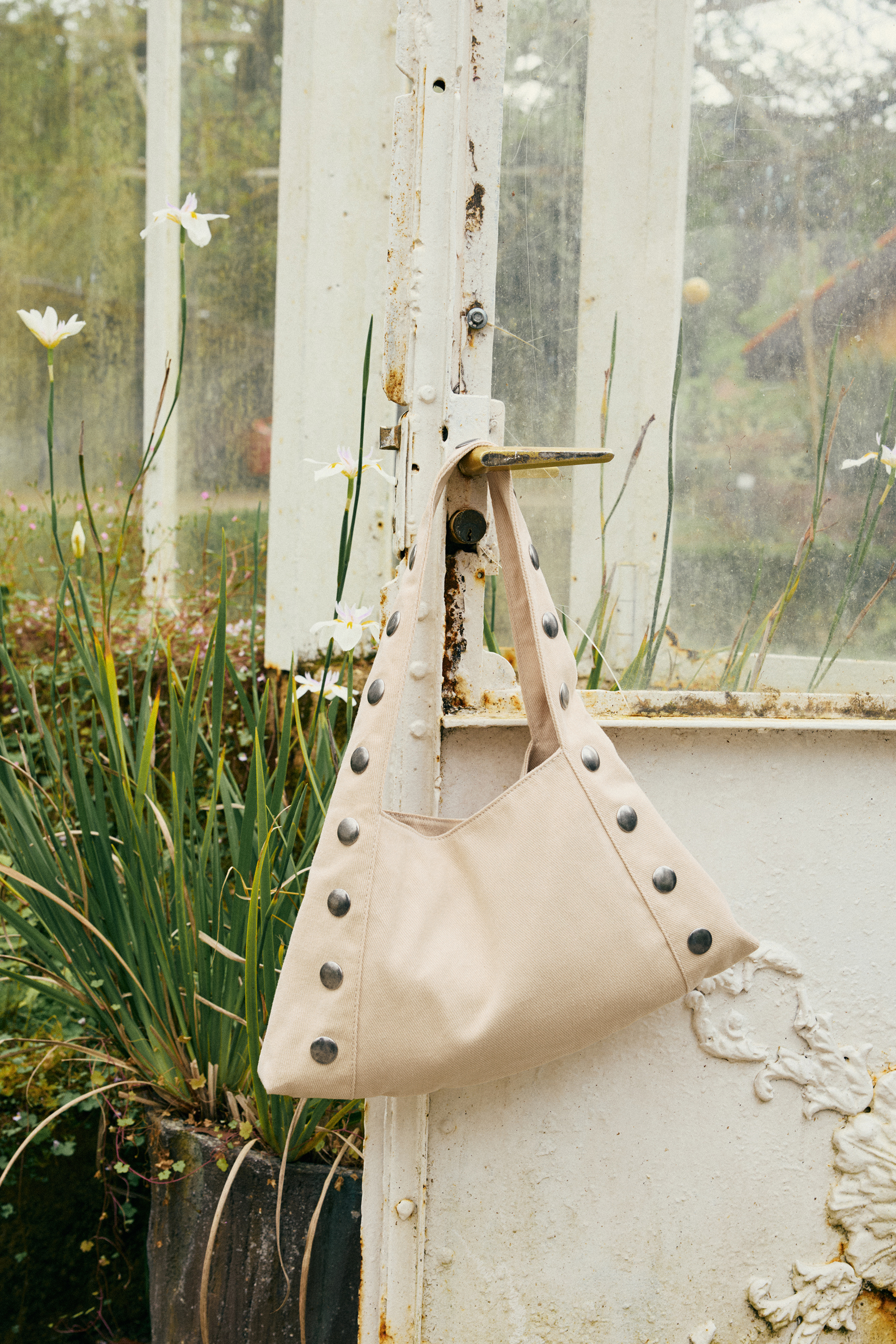 Tas bahu dengan stud