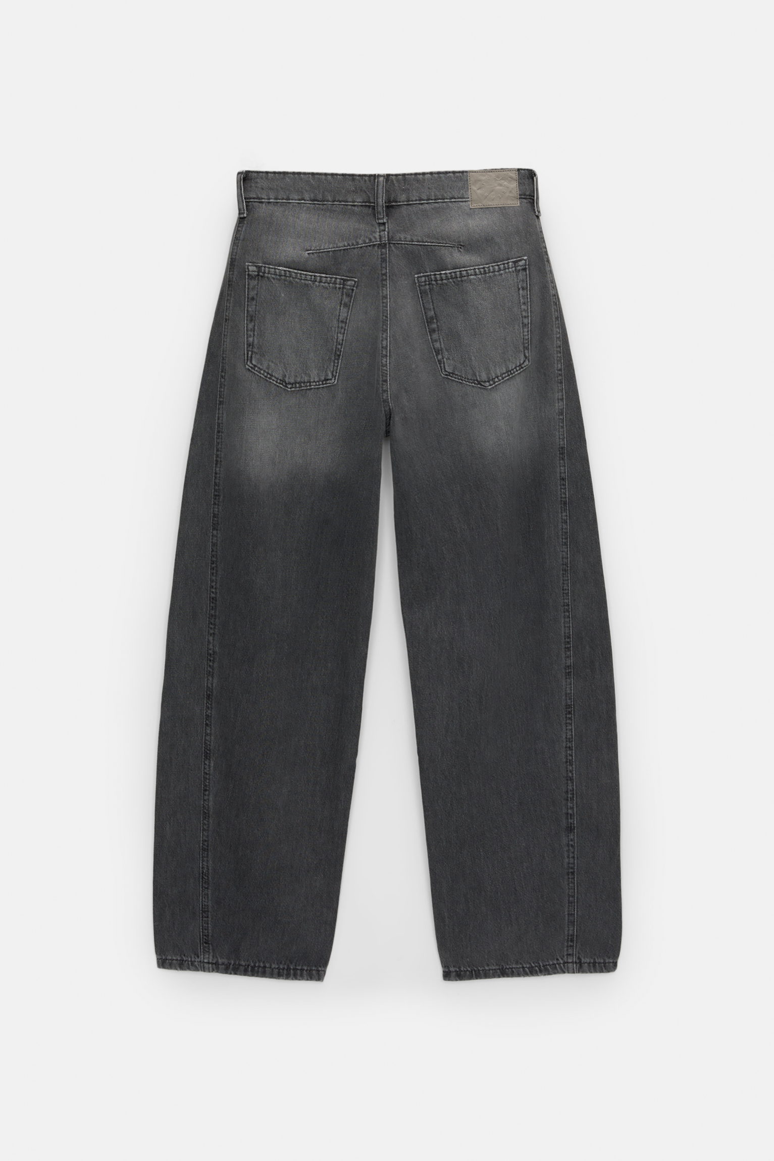 Zo dragen we de wide leg jeans in het najaar van 2022 Zo dragen we de wide leg jeans in het najaar van 2022