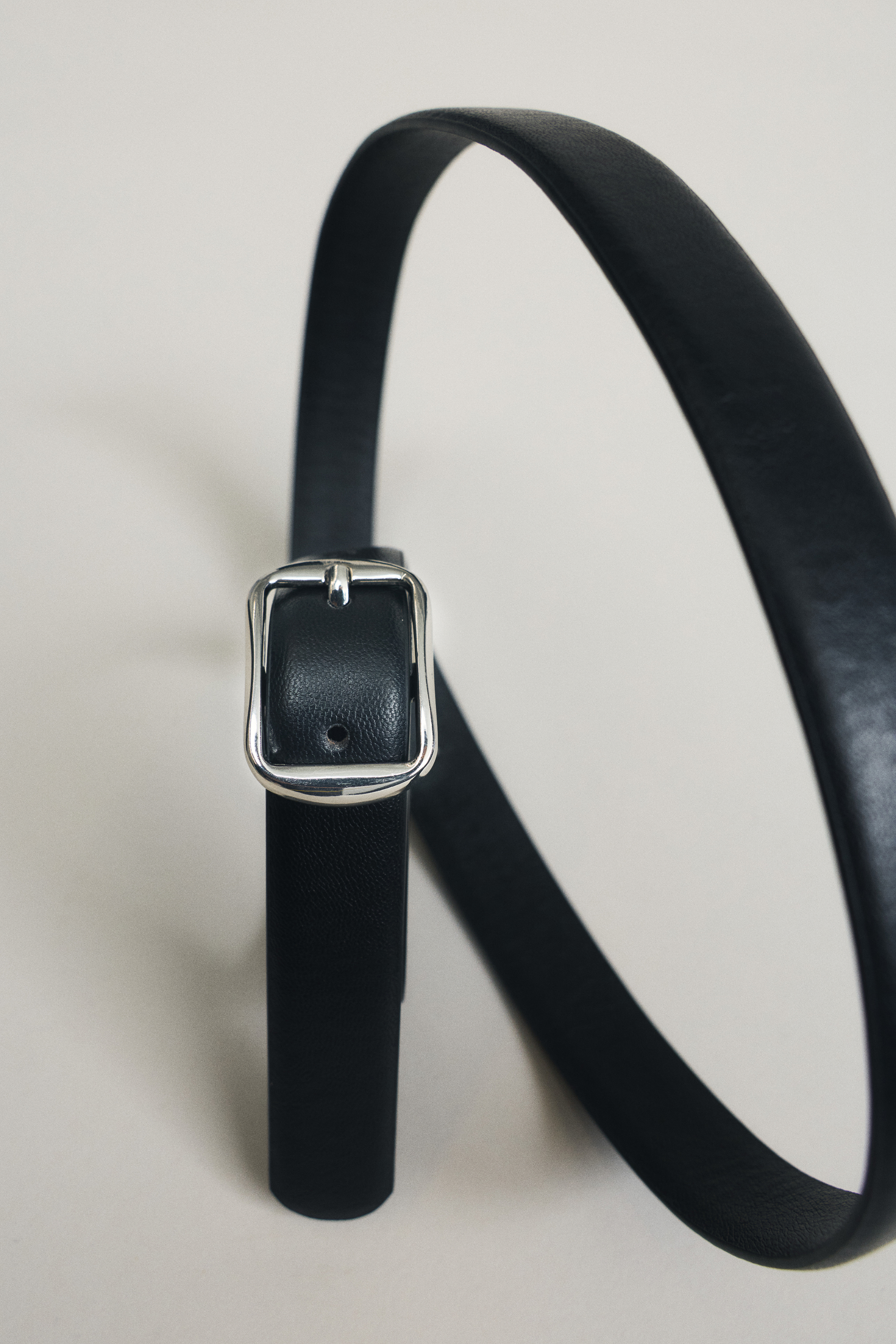 Cinturón fino hebilla cuadrada