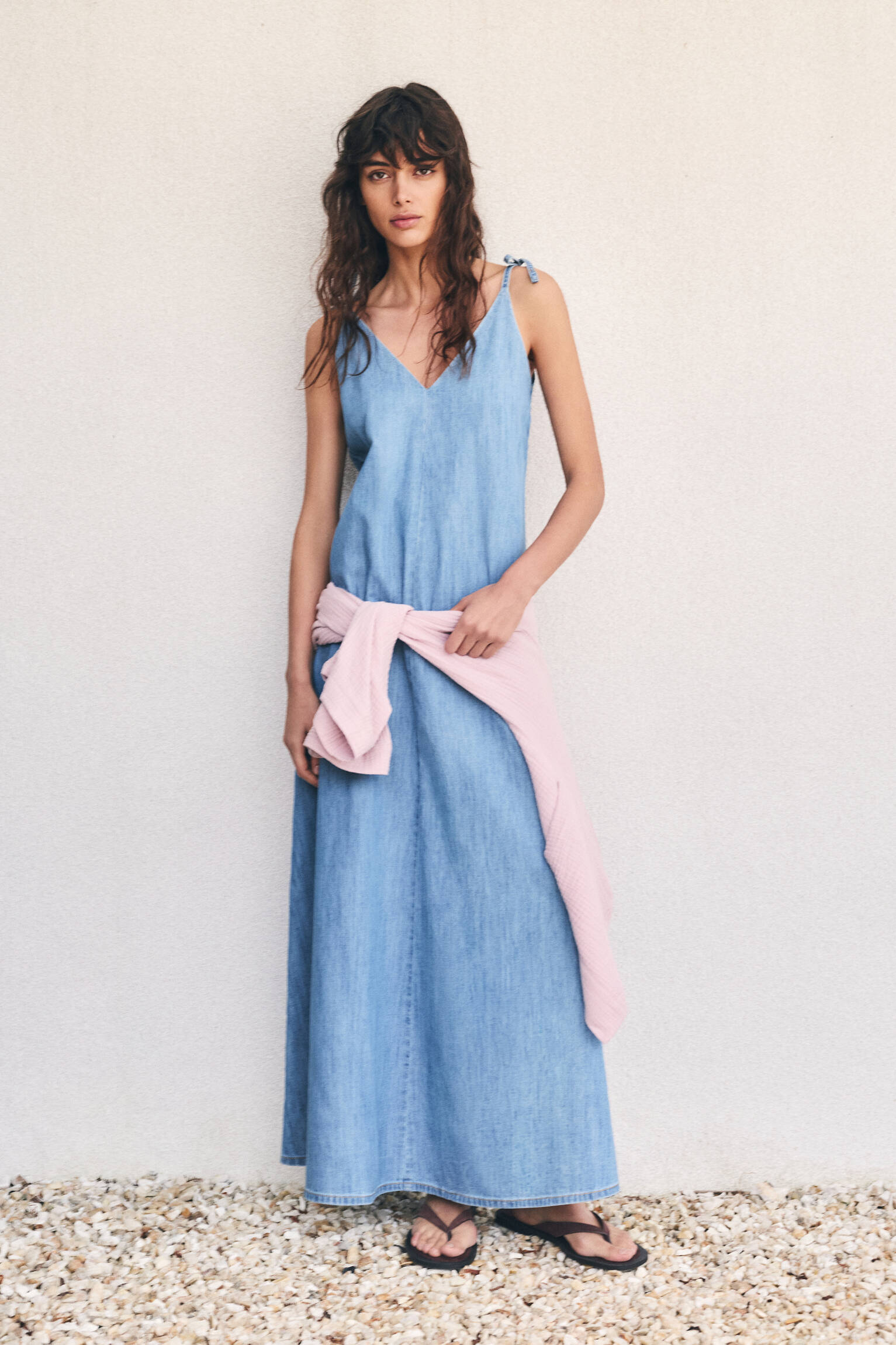 Askılı uzun jean elbise - Görsel 22