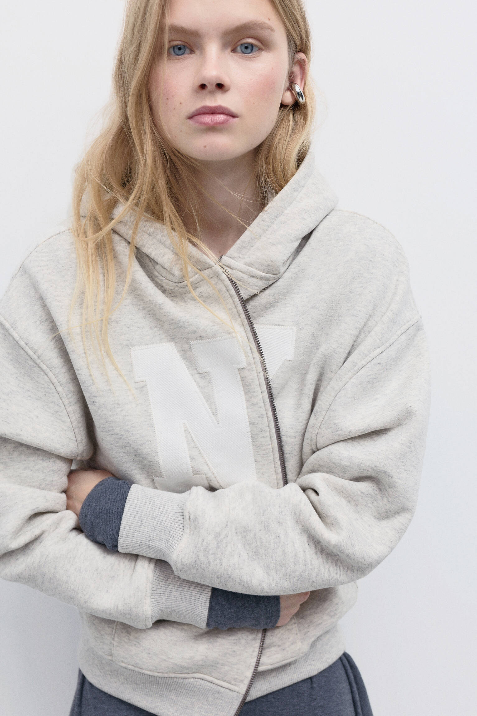 Grafikli fermuarlı kapüşonlu sweatshirt - Görsel 16