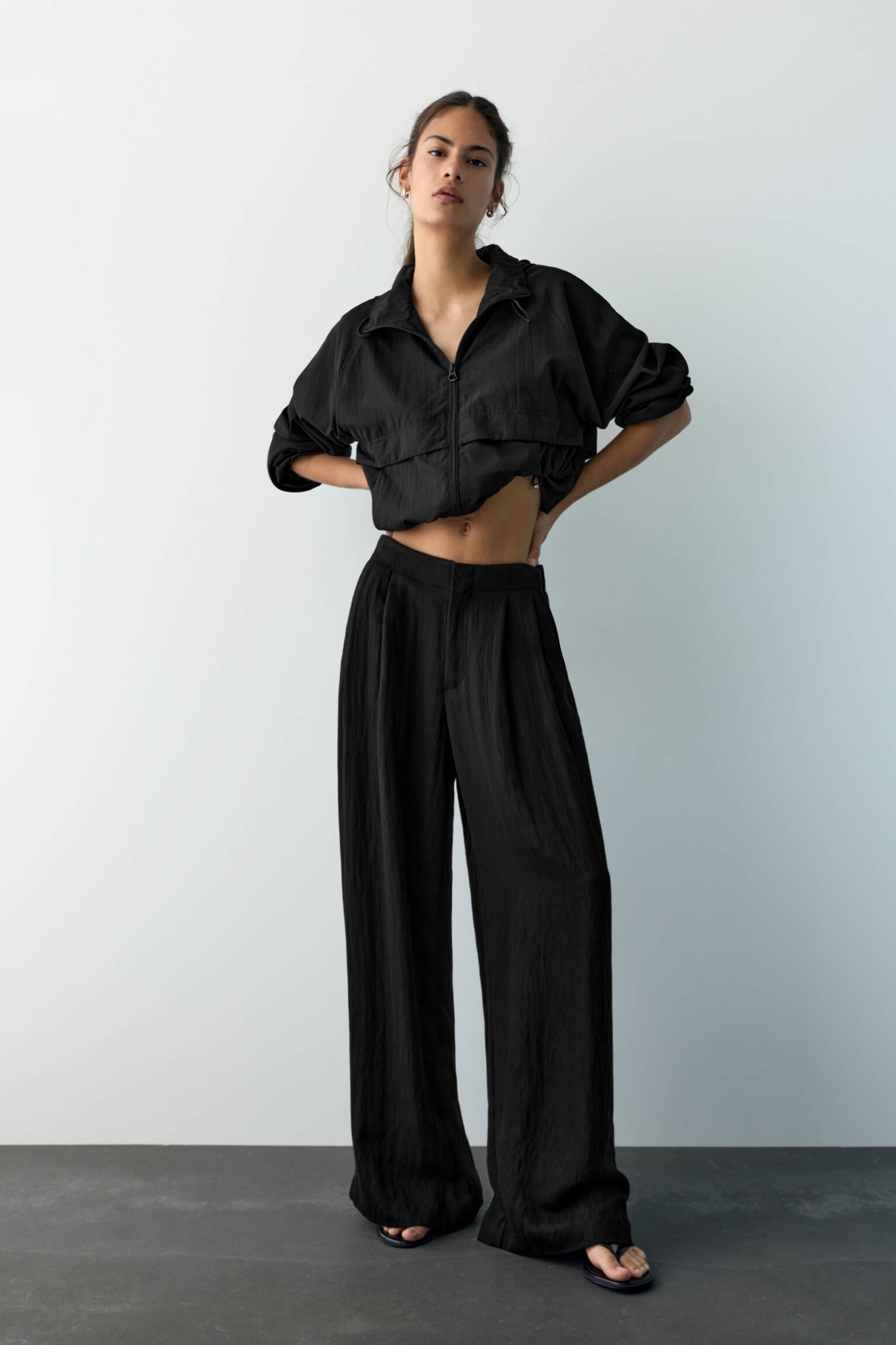 Düğmeli ve fermuarlı, kemer tokalı, önü pensli, elastik belli, tailored fit pantolon. - Görsel 48