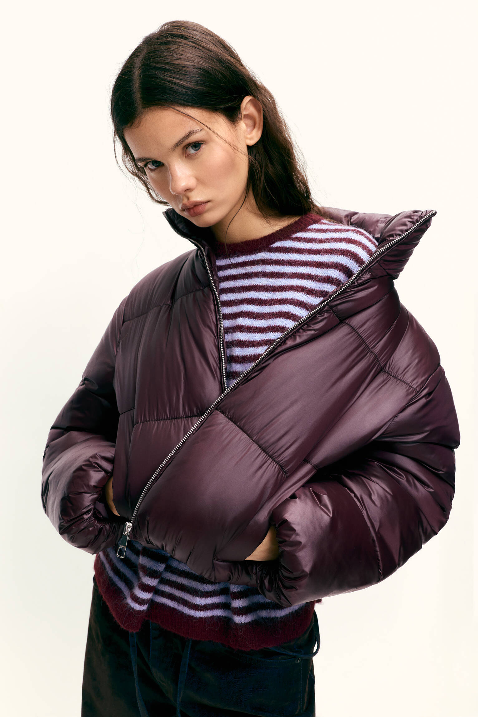 Parlak görünümlü şişme mont - Görsel 17