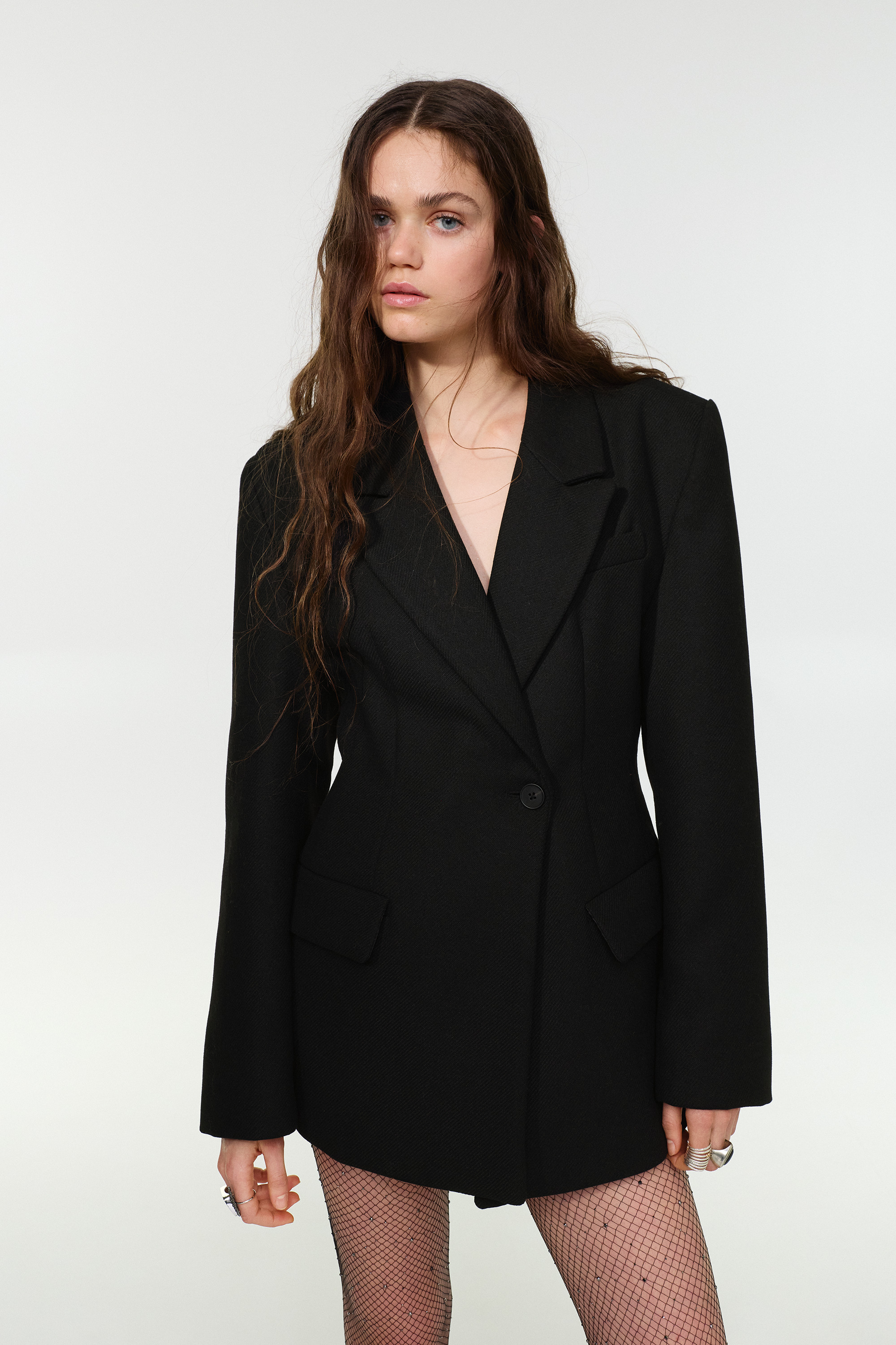 Krótki płaszcz z flauszu o dopasowanym kroju