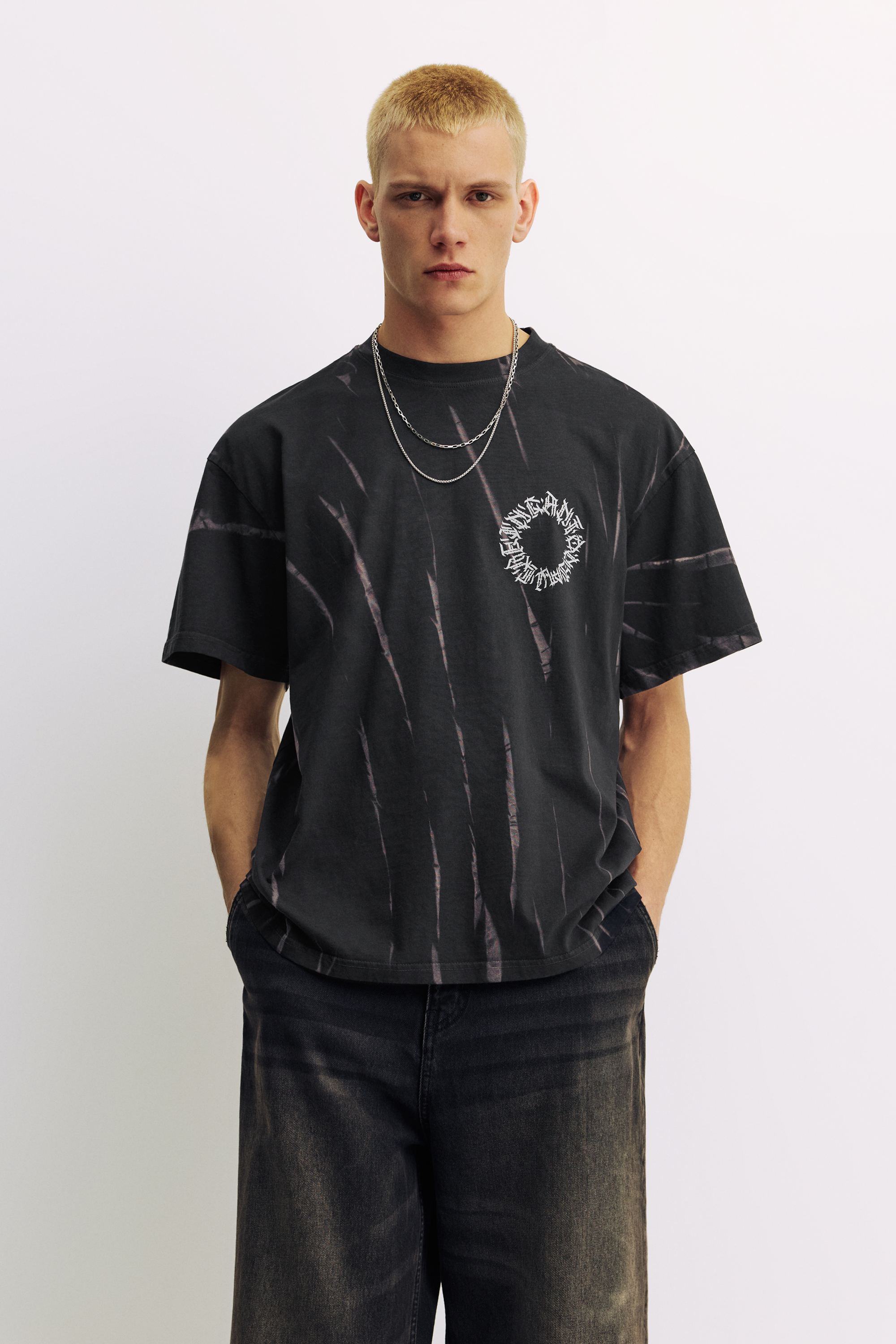 تيشرت بطبعة صورية باهت