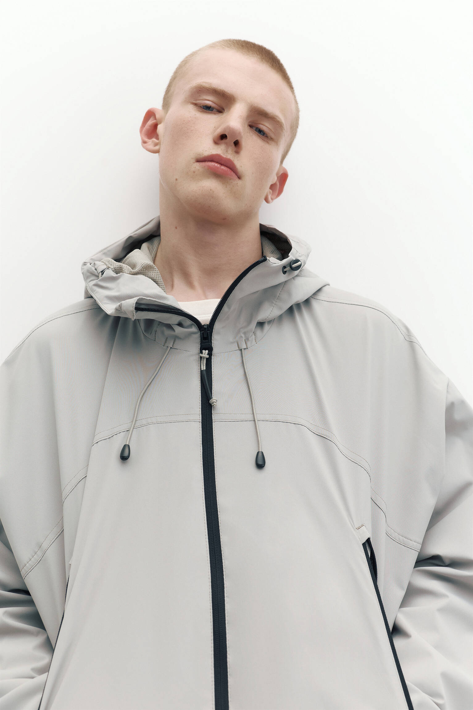 Coupe-vent léger à capuche | Pull&Bear France