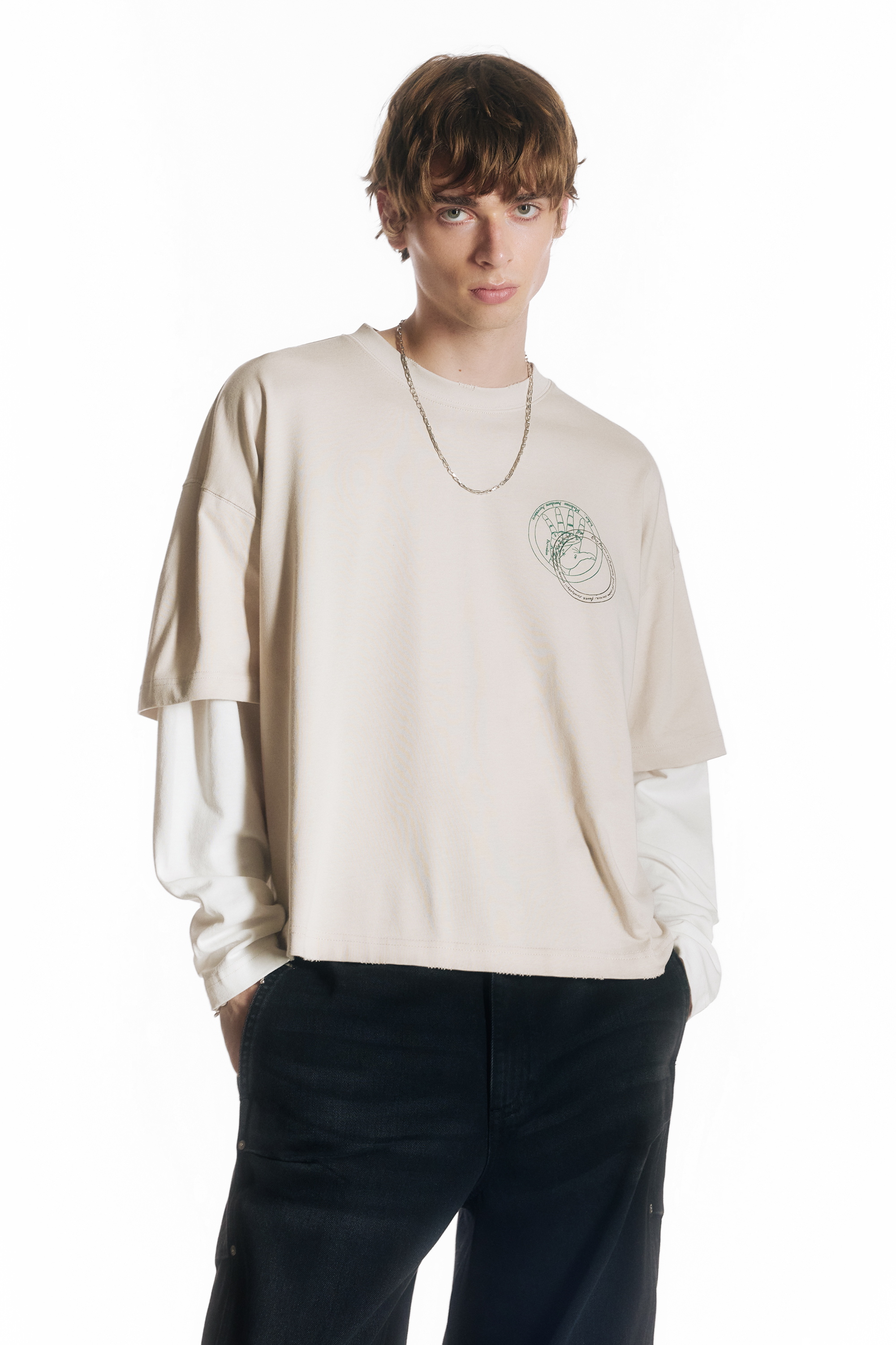 เสื้อยืดแขนสองชั้นลายกราฟิก