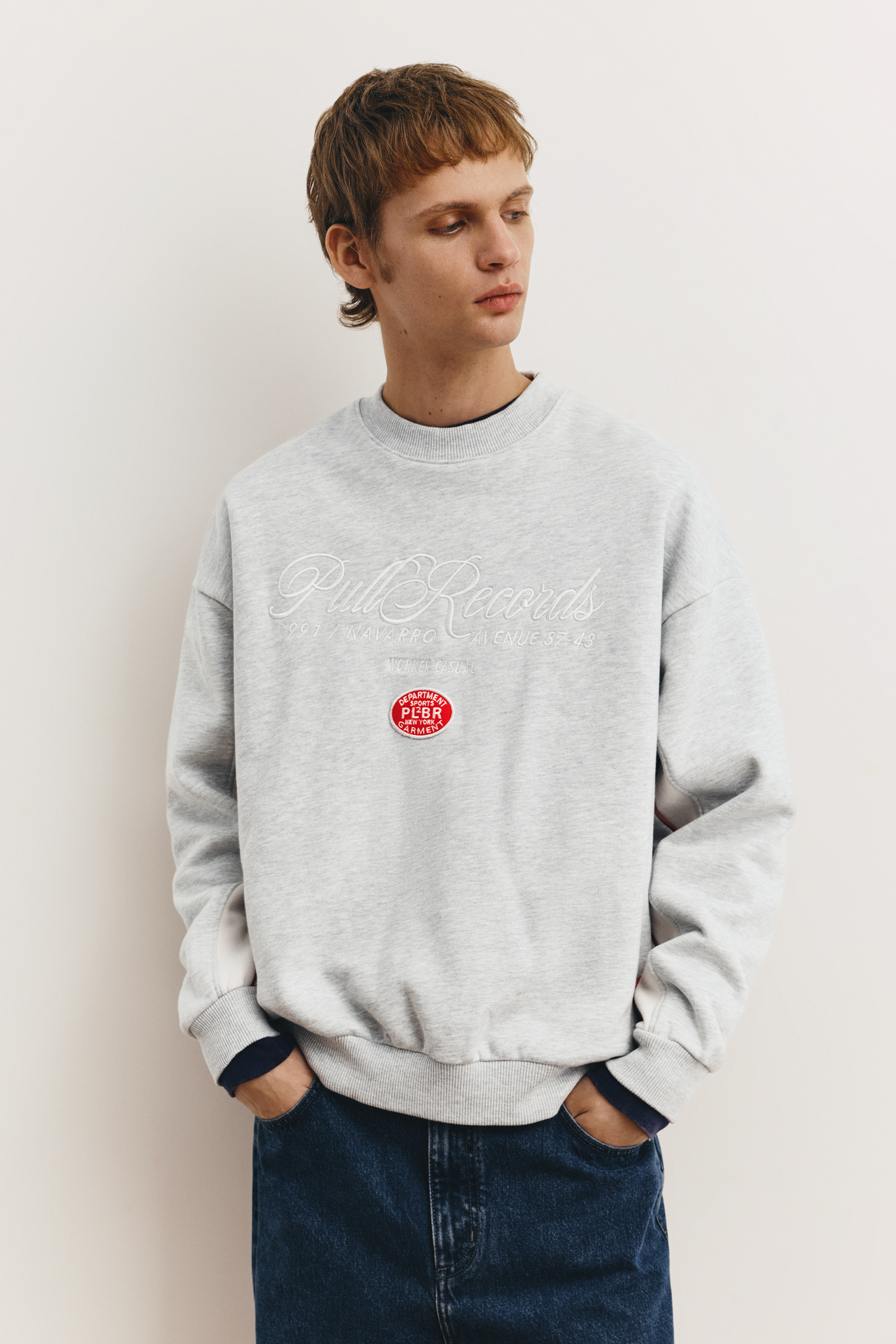 Sweatshirt with embroidered patch
