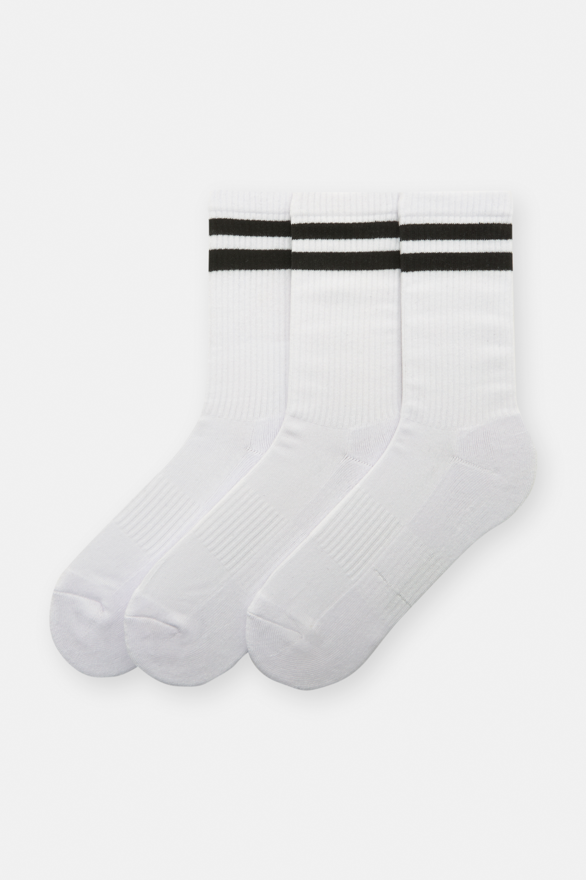 جوارب رياضية بيضاء