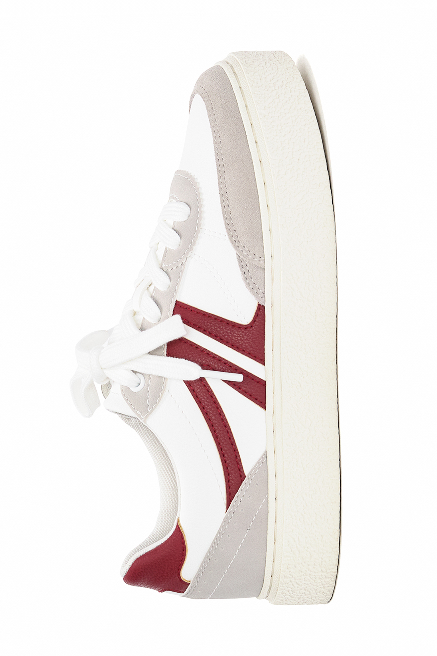 حذاء رياضي بنعل سميك