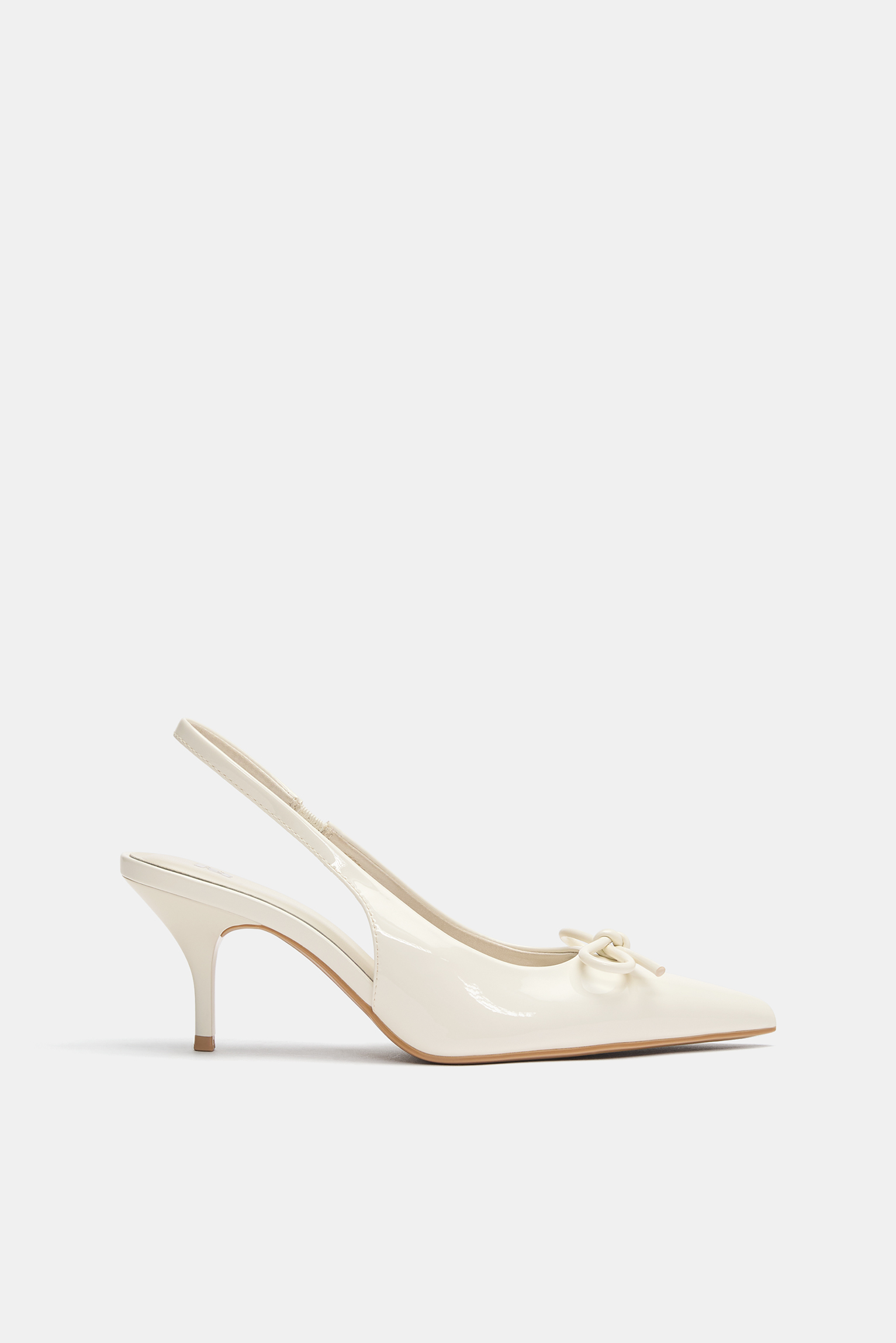 Sapatos de salto com laço