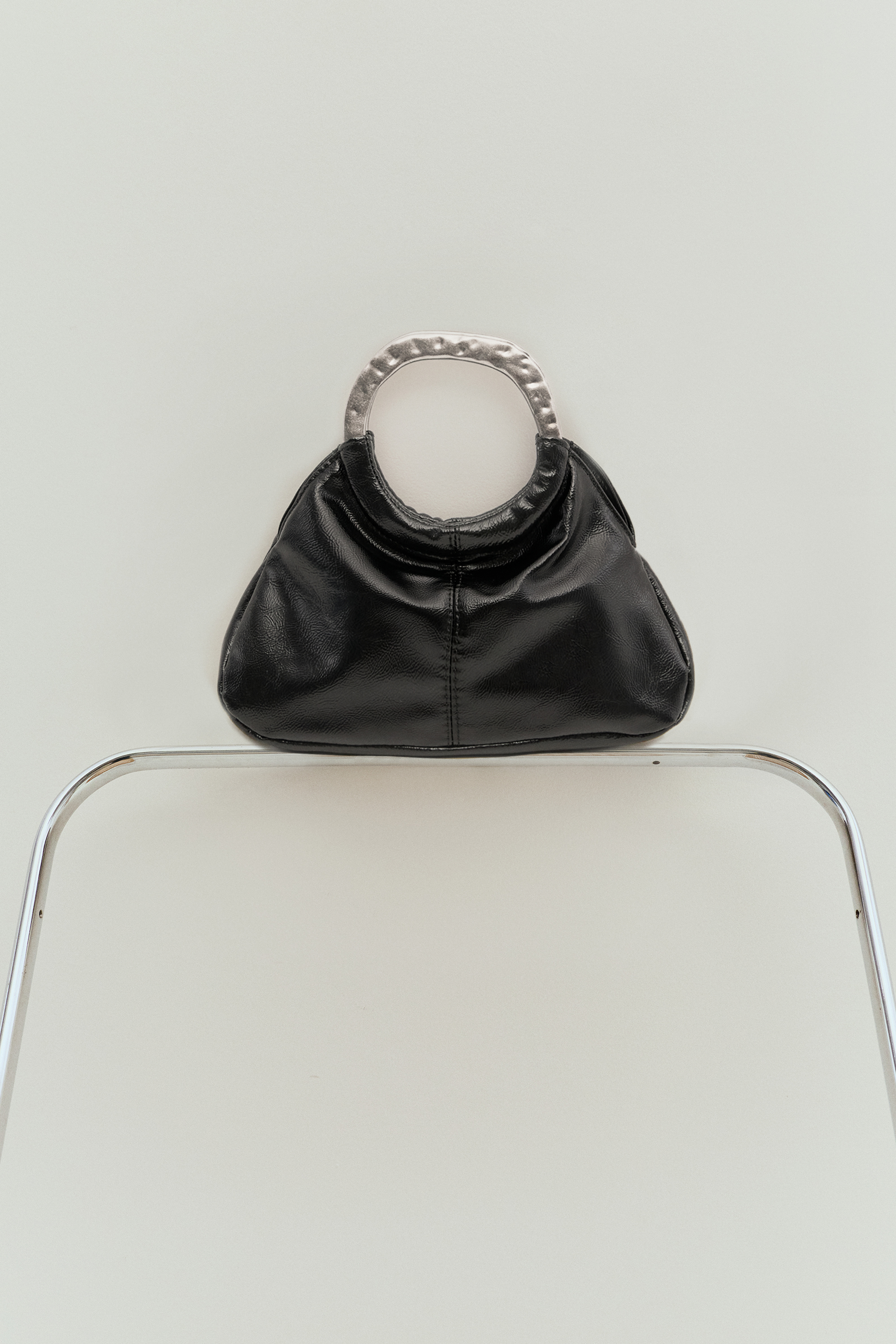 Bolso de mano asa metálica