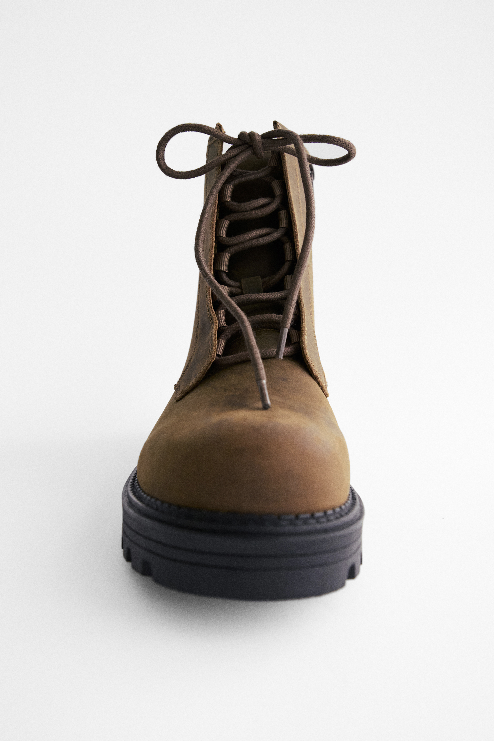 Stivali stringati in pelle