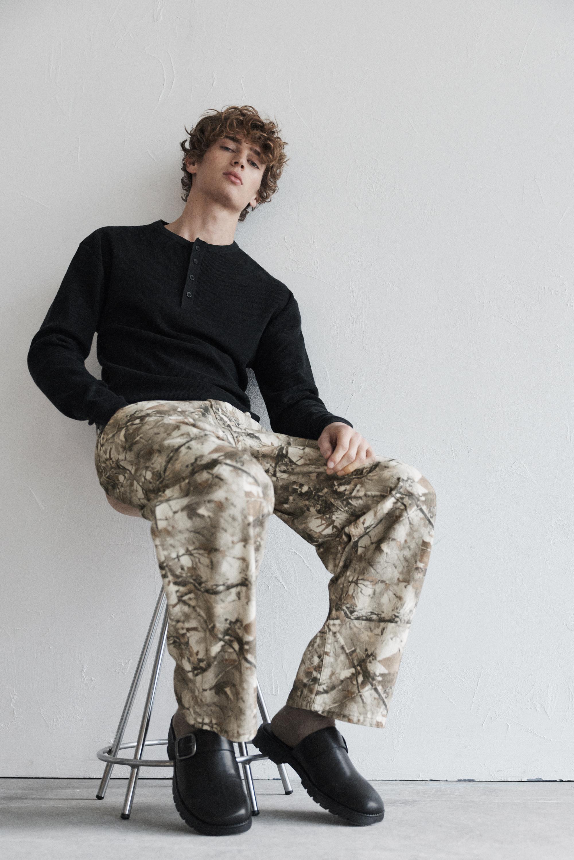 Buckle clogs — Black