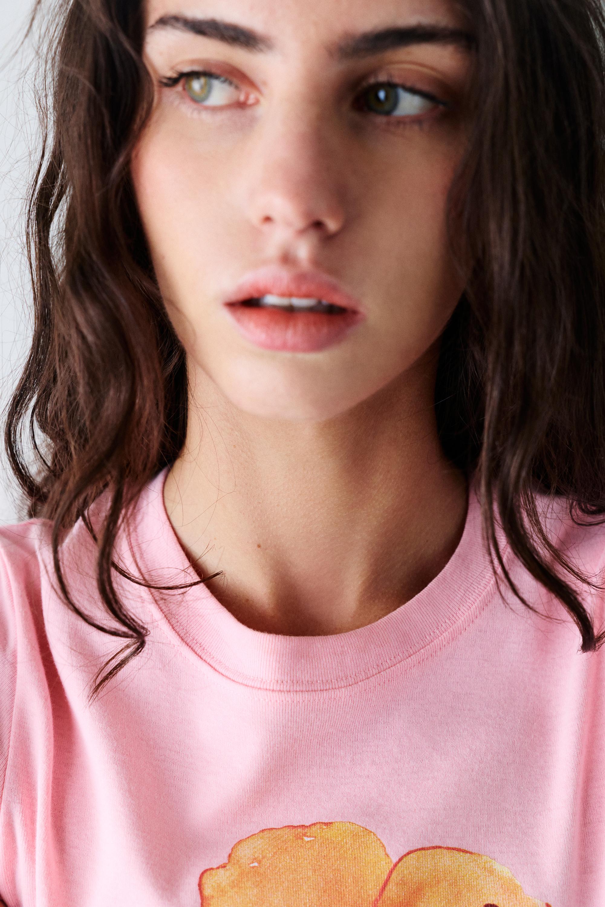 Pink hibiscus flower graphic T-shirt — Pale pink