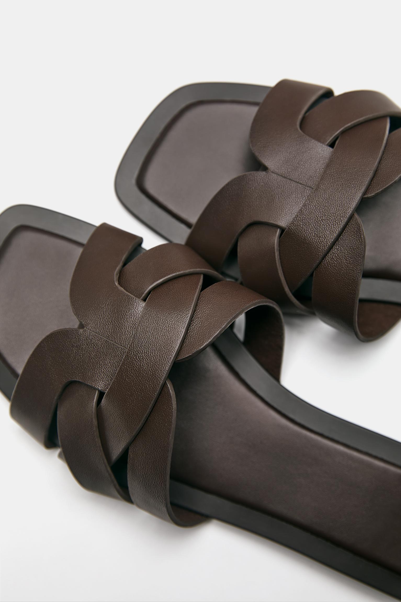 Flat strap sandals — Brown