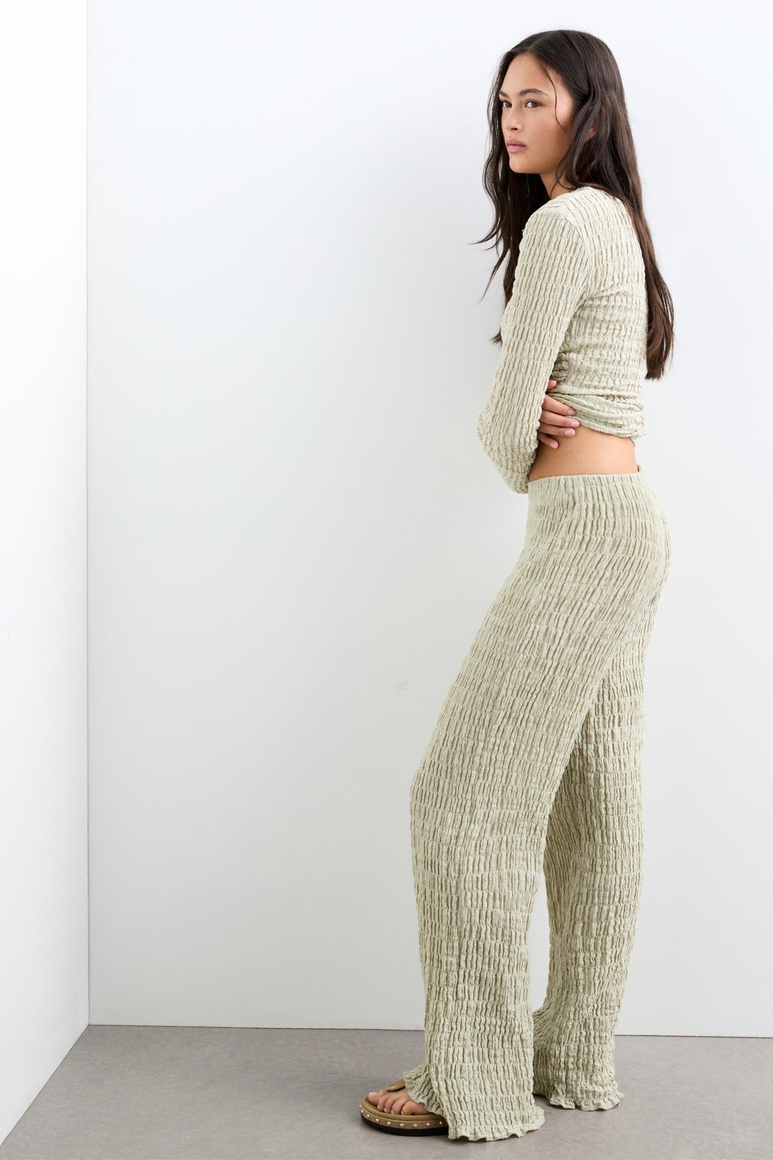 Pantalon large en tissu froissé pull&bear