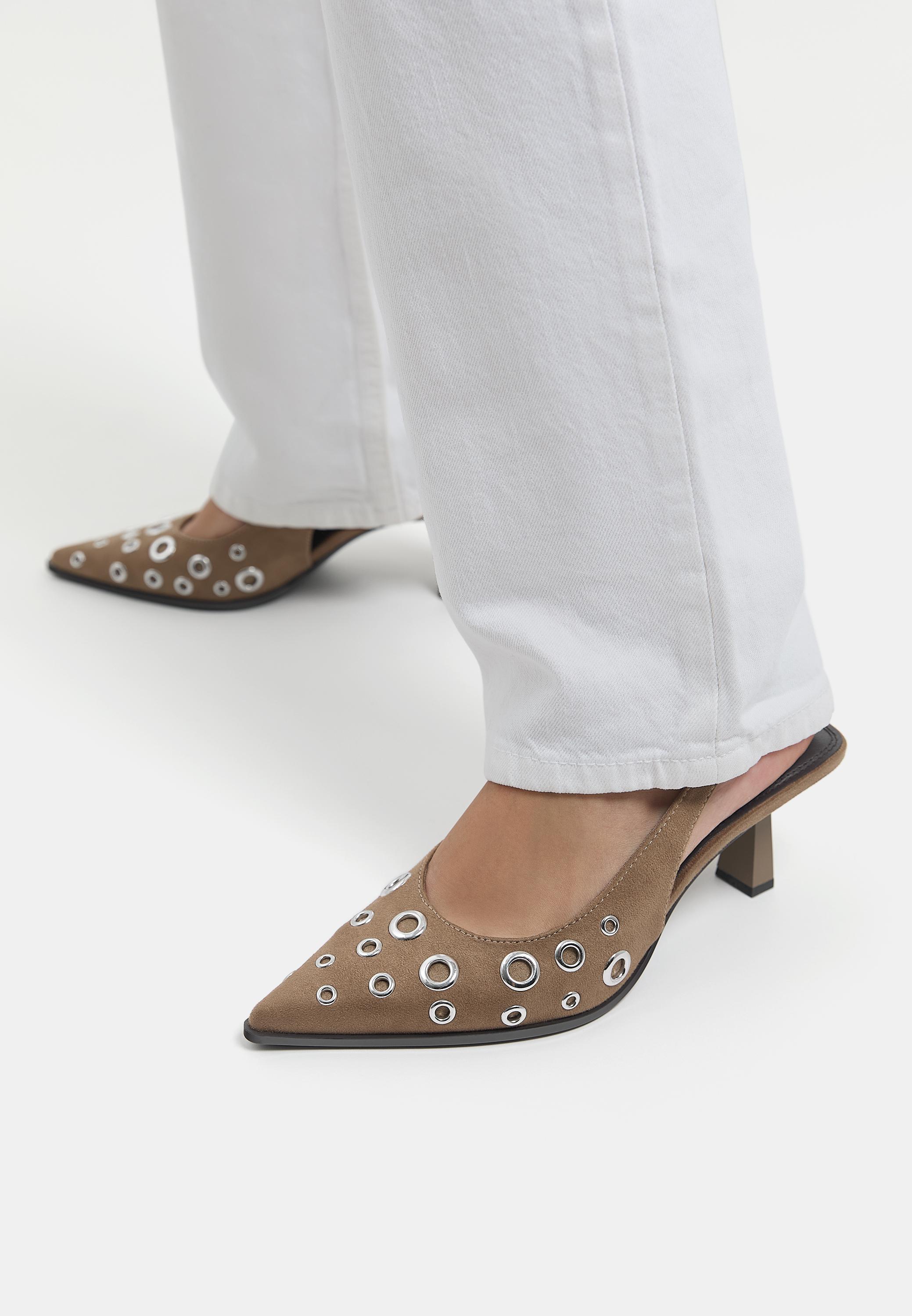 Studded high-heel shoes — Brown