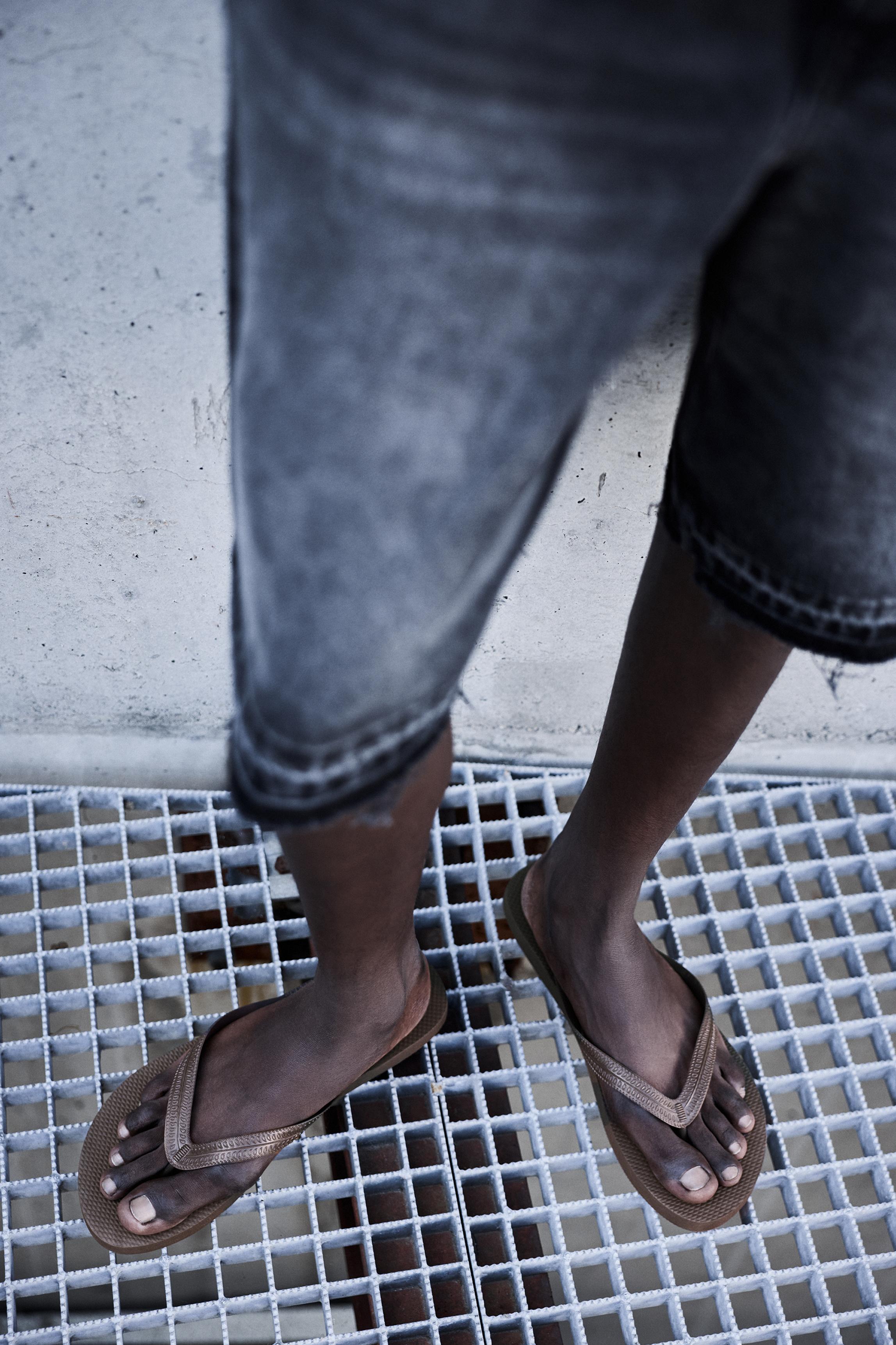 Strappy sandals — Brown