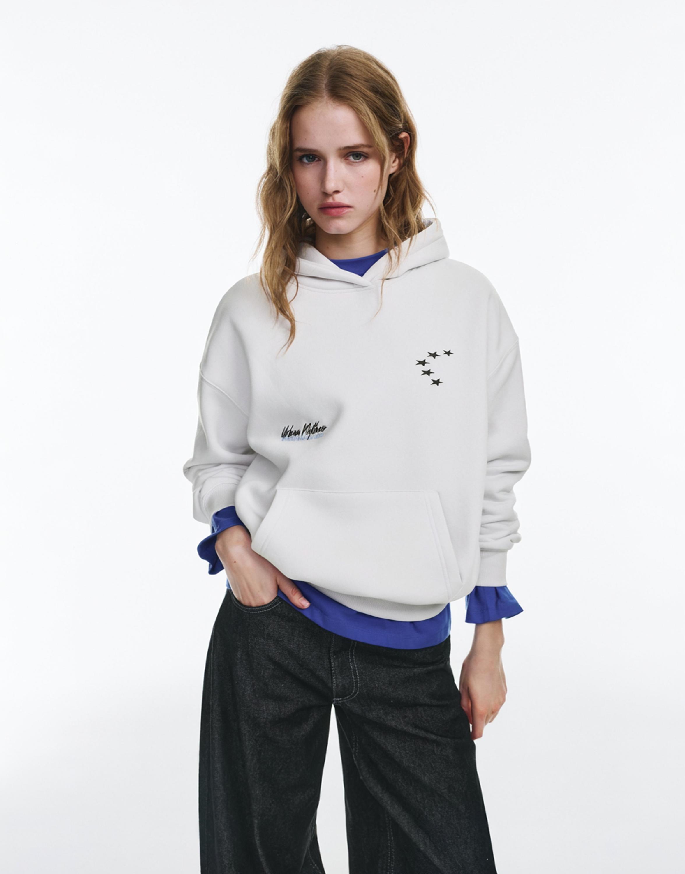 Yazılı yıldız desenli kapüşonlu sweatshirt - Görsel 11