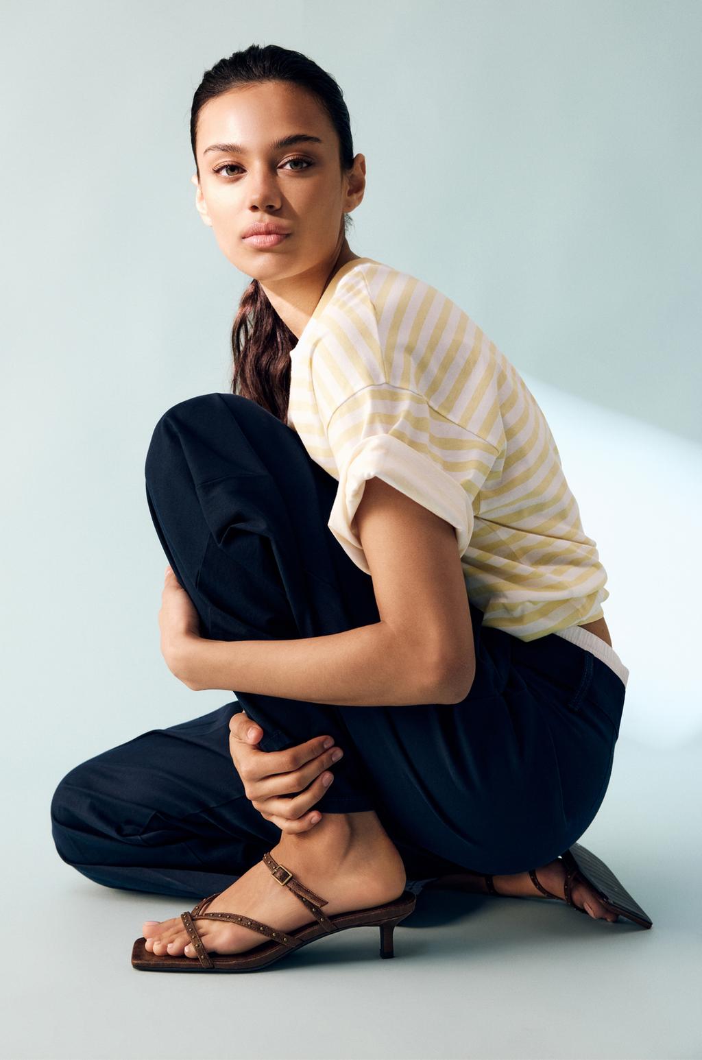 Sandalias tacón tachas PULL&BEAR