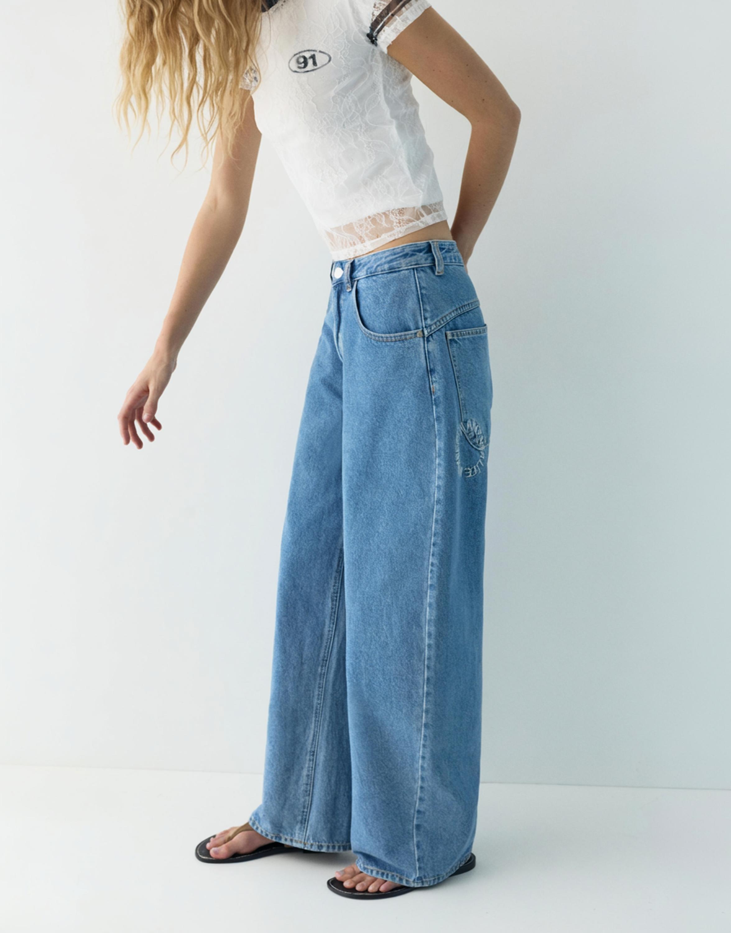 Balloon fit jeans with embroidered text — Medium blue