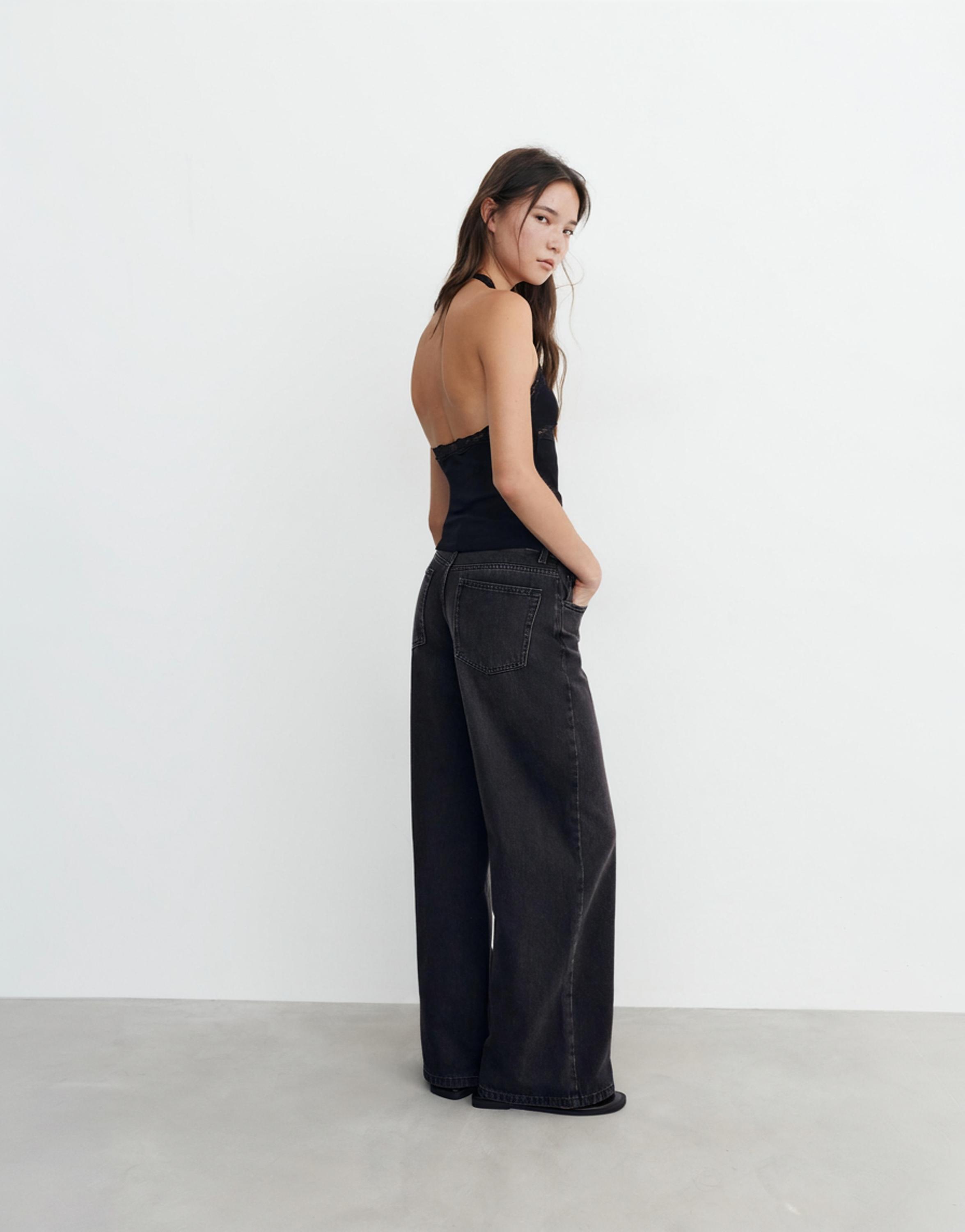 Lace-trimmed halter top — Black