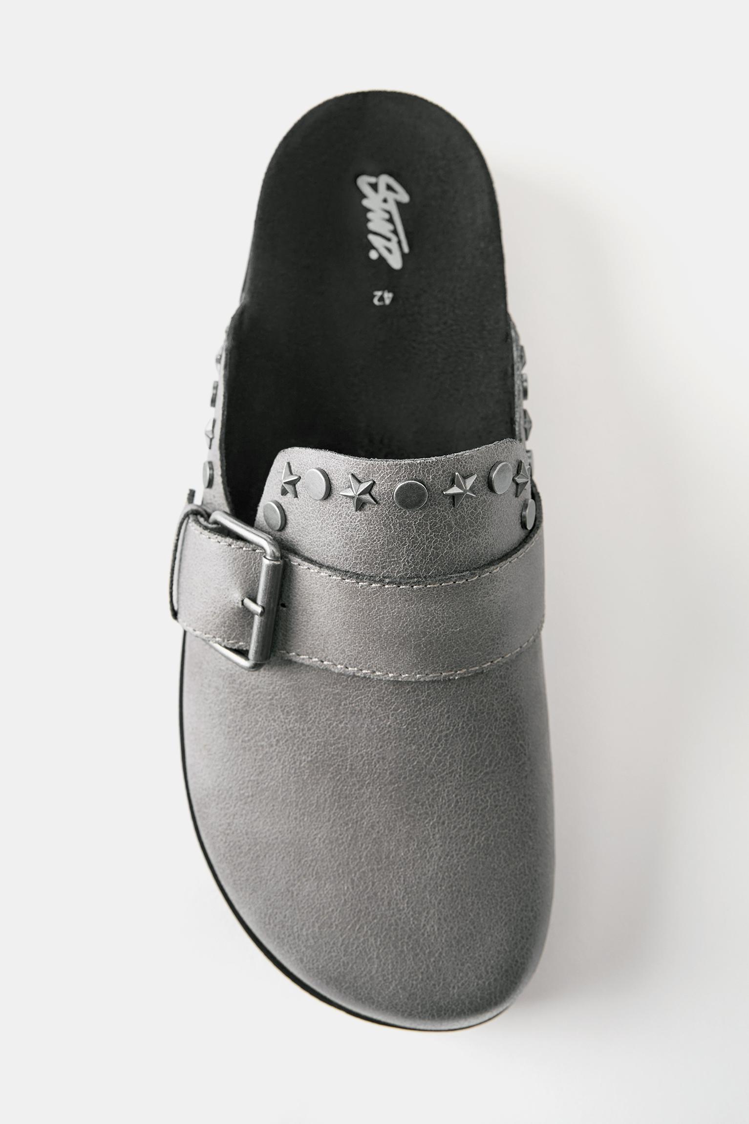 Studded clogs — Grey