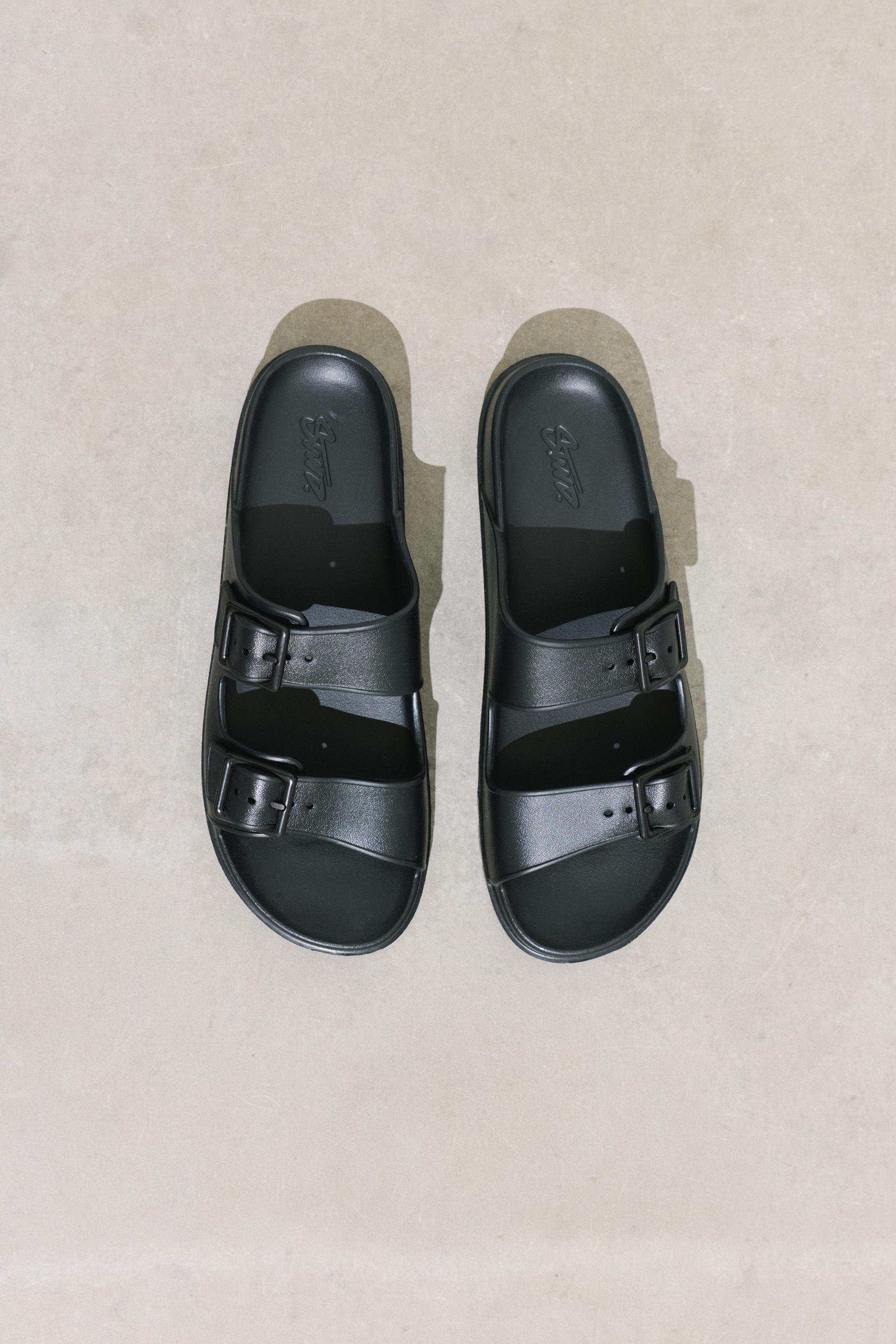 Buckled flat sandals — Black
