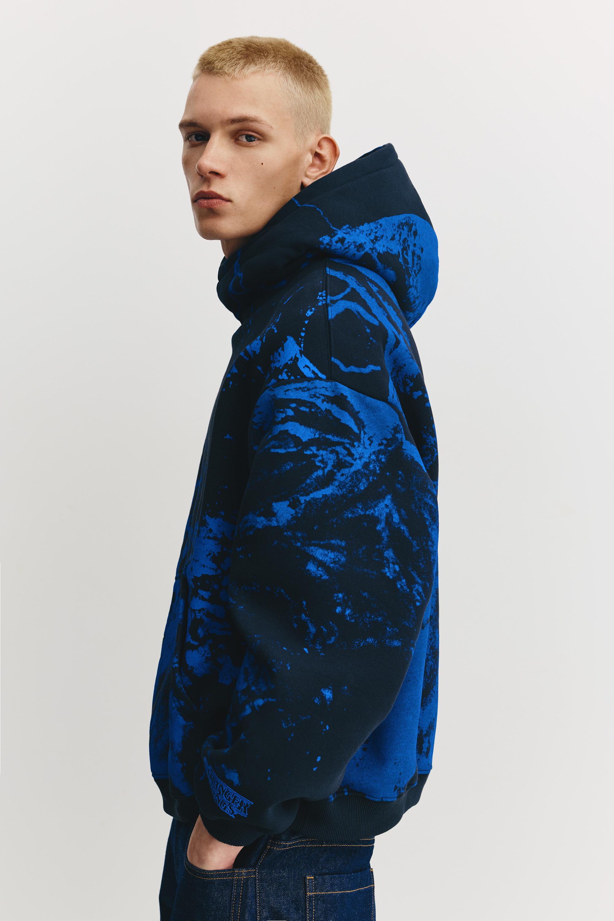 Stranger Things batik desenli kapüşonlu sweatshirt - Görsel 5