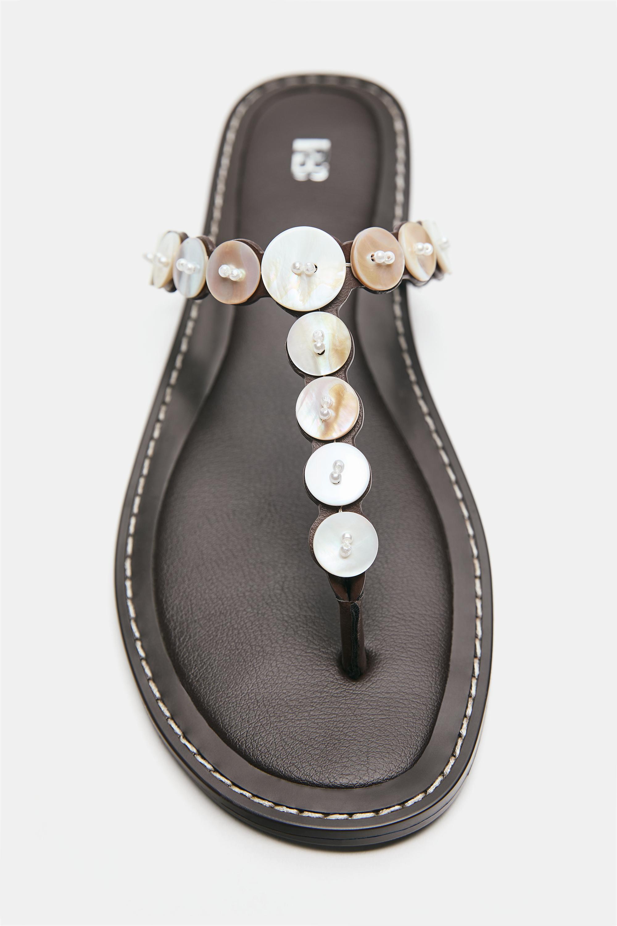 Flat button sandals — Brown
