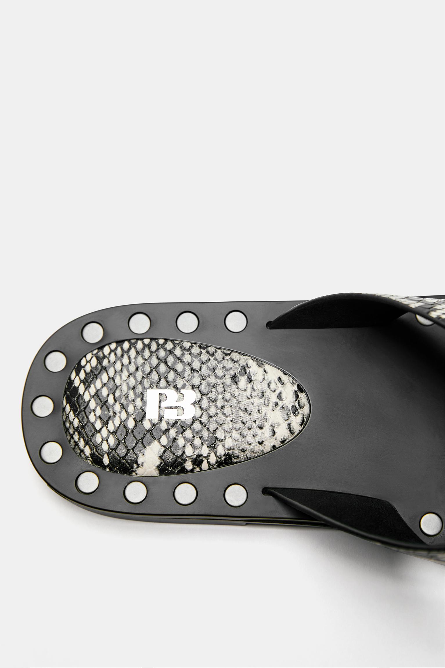 Flat studded sandals — Contrast