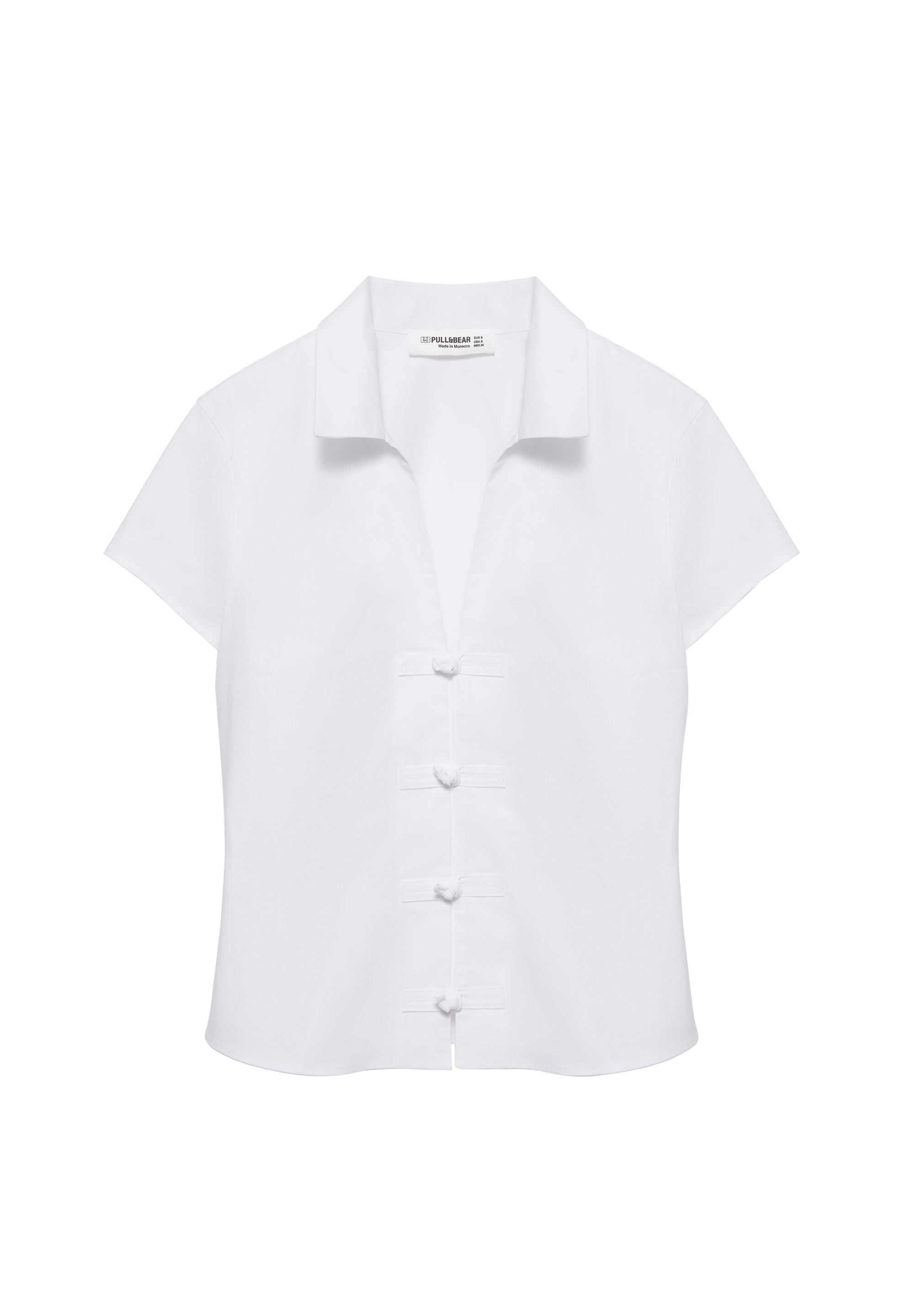 Vücuda oturan kısa kollu gömlek